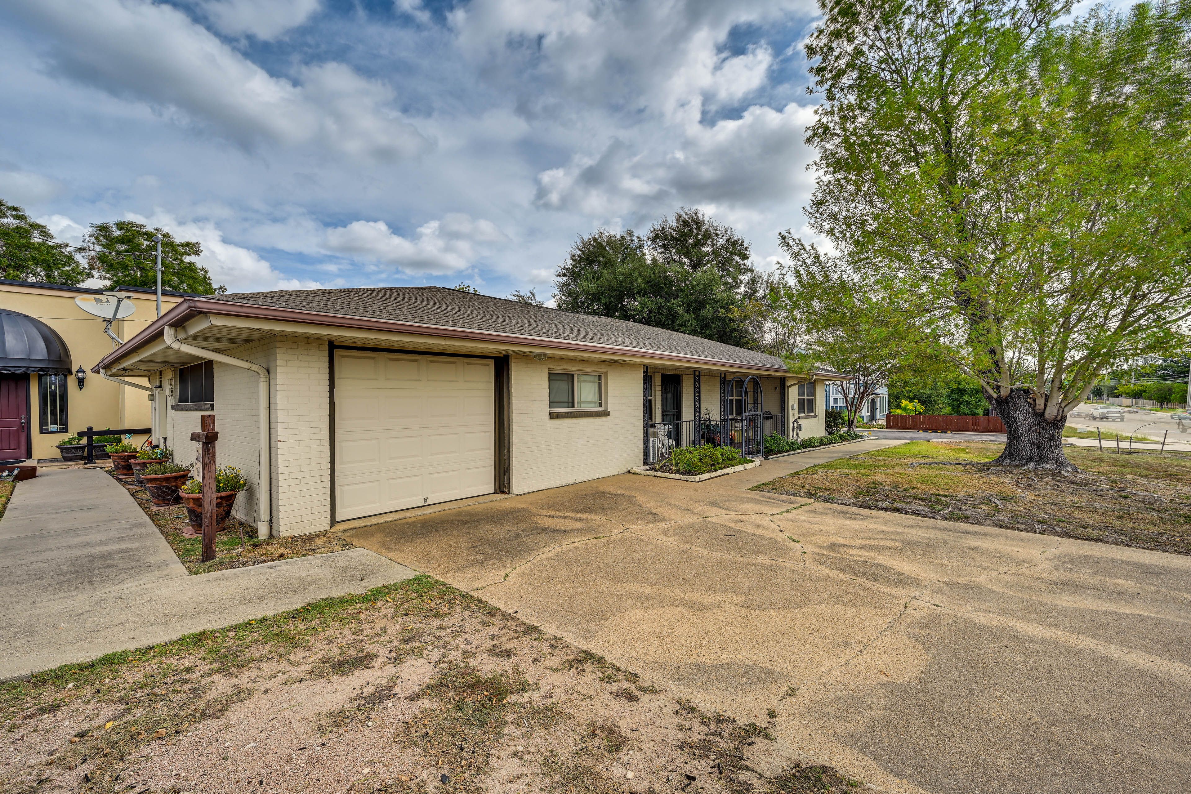 Exterior | Driveway (3 Vehicles)