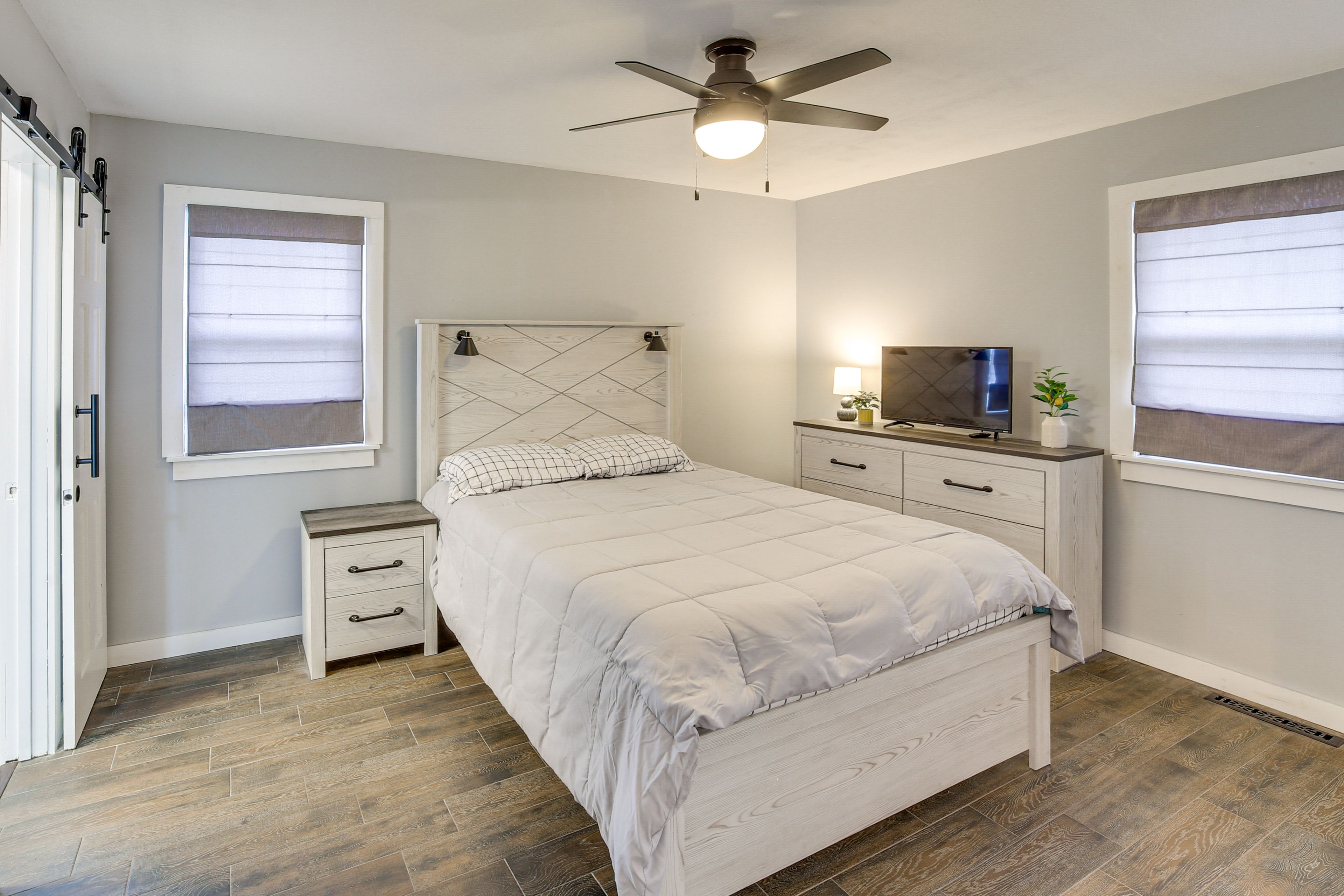 Bedroom 1 | Queen Bed