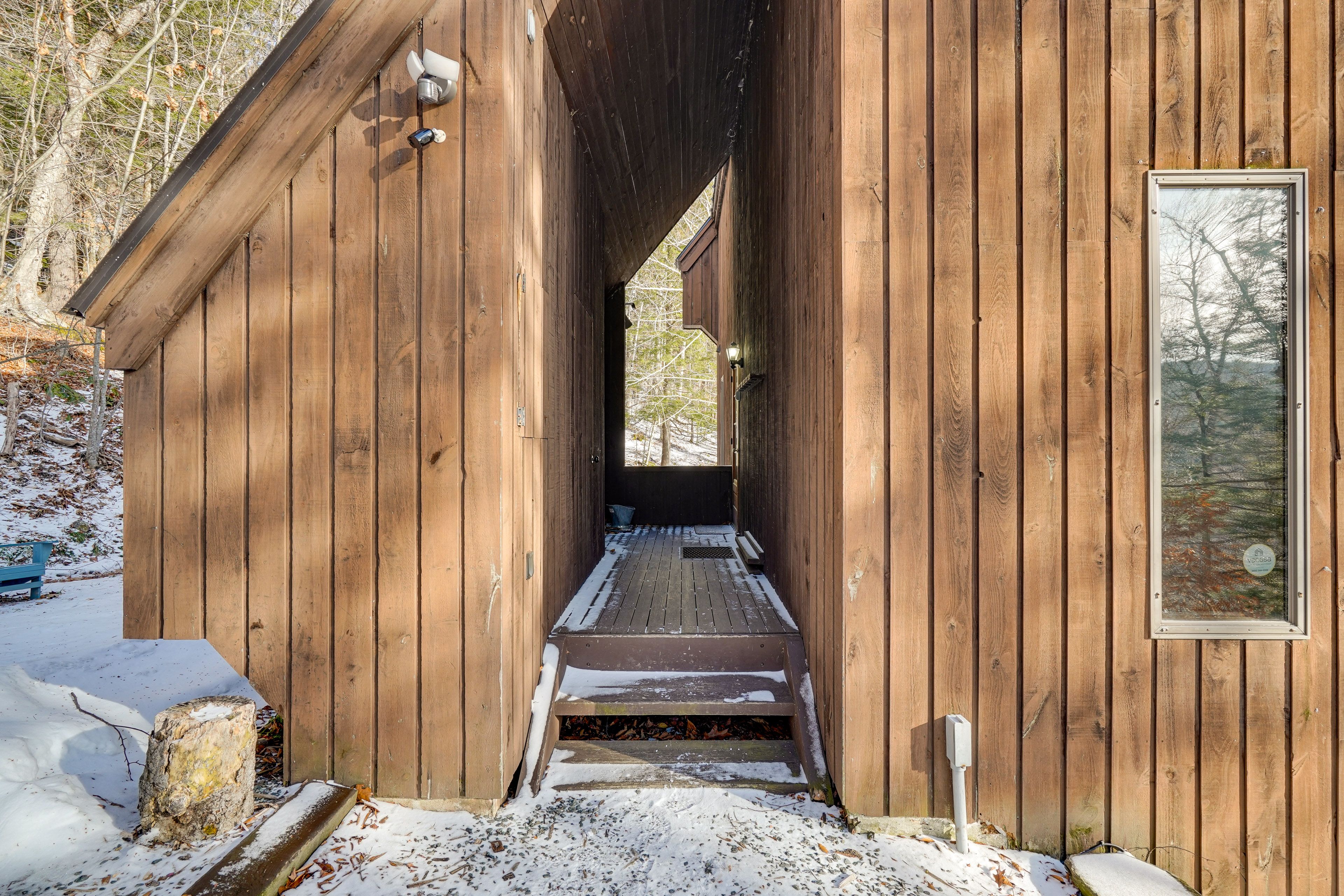 Cabin Exterior | Driveway (3 Vehicles)