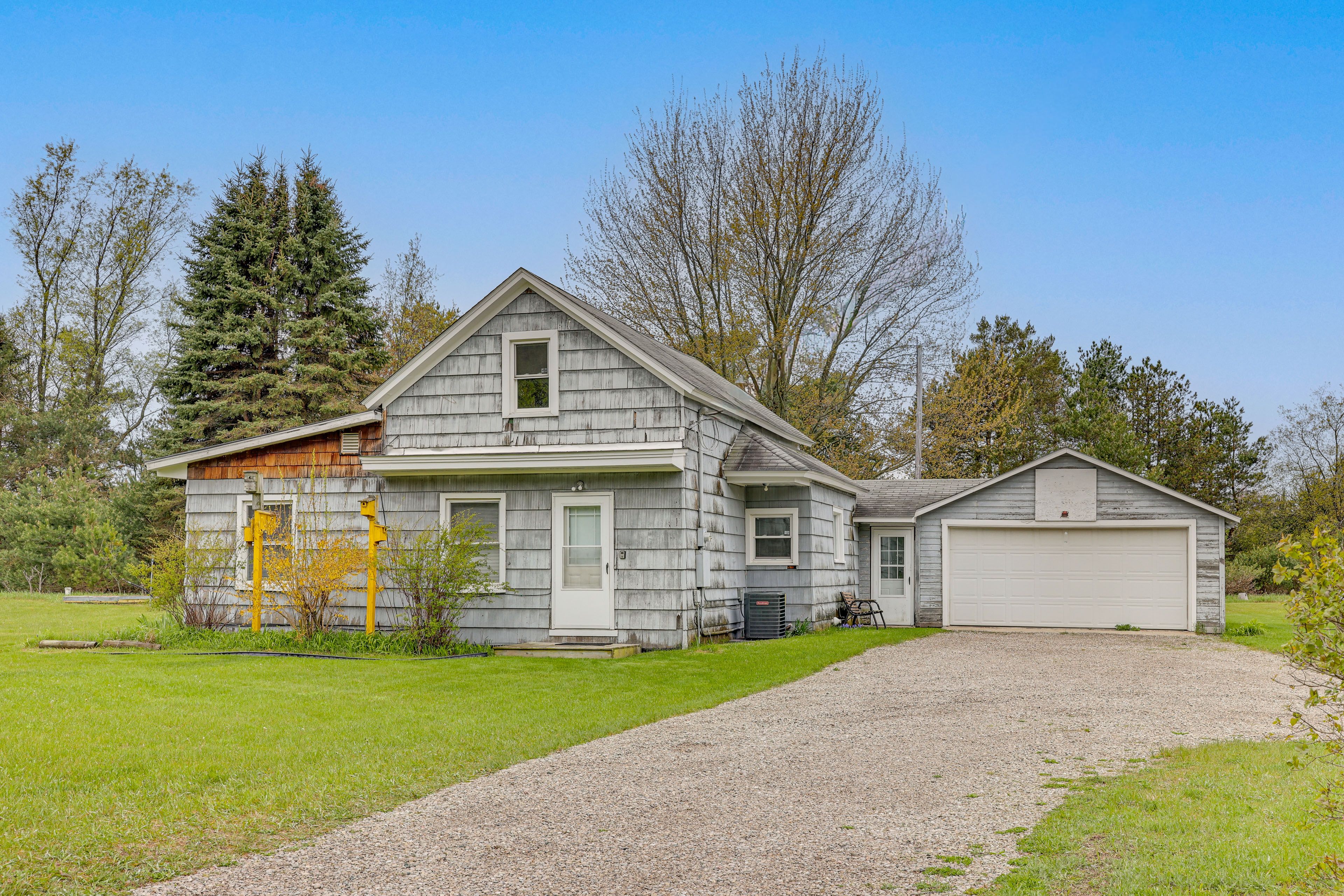 Parking | Garage (1 Vehicle) | Driveway (3 Vehicles) | Trailers