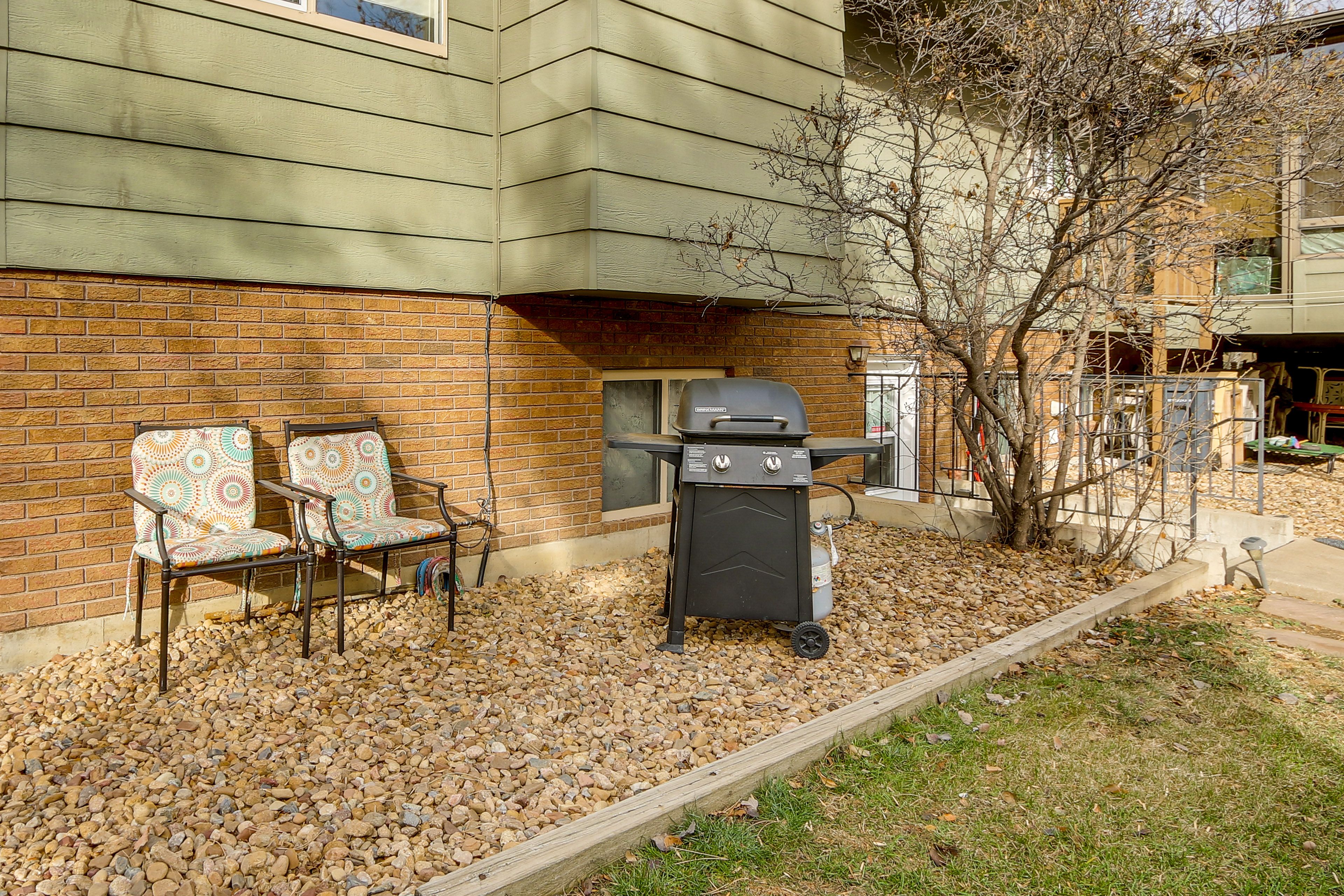 Shared Yard w/ Seating | Gas Grill