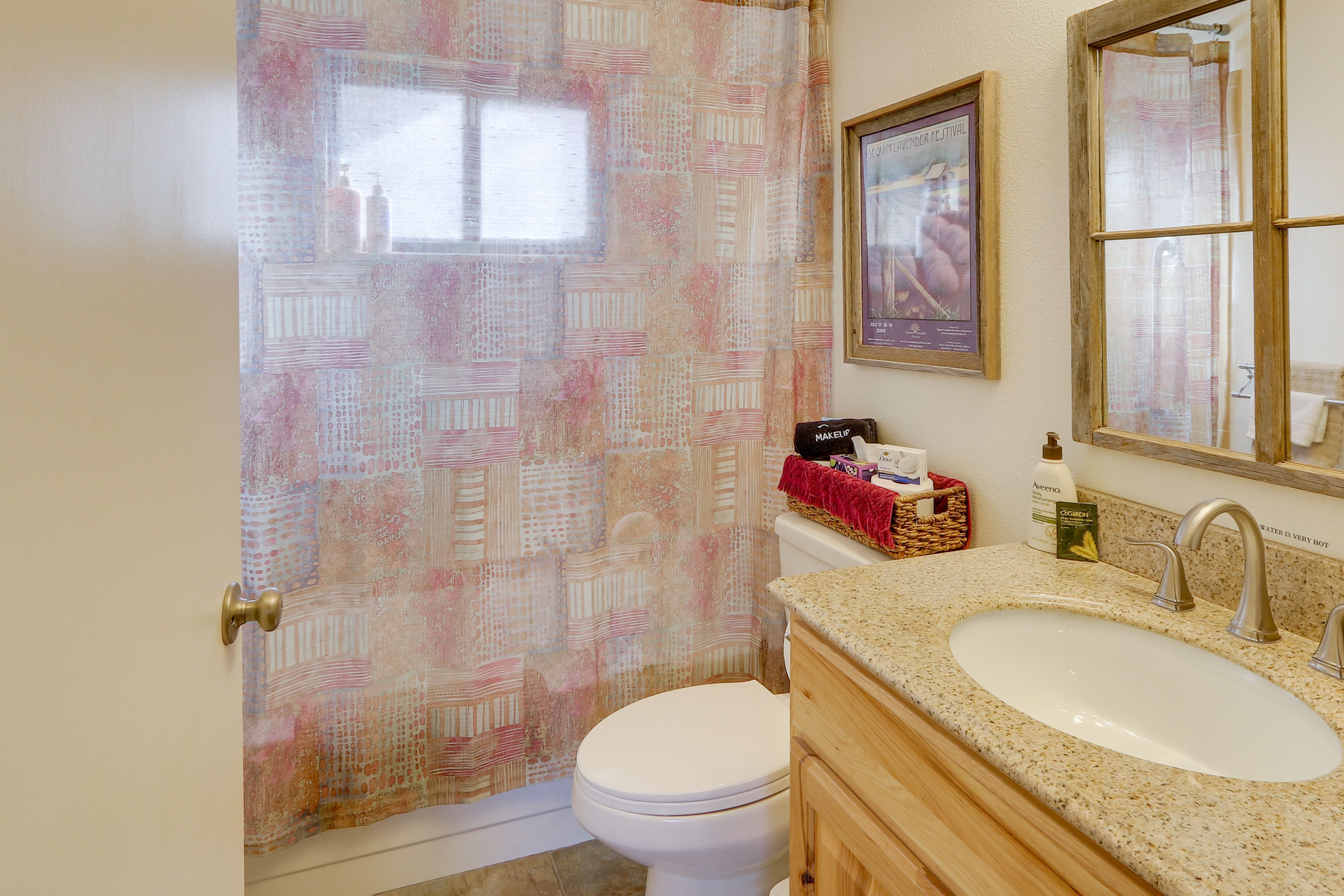 Full Bathroom | Towels Provided | Complimentary Toiletries