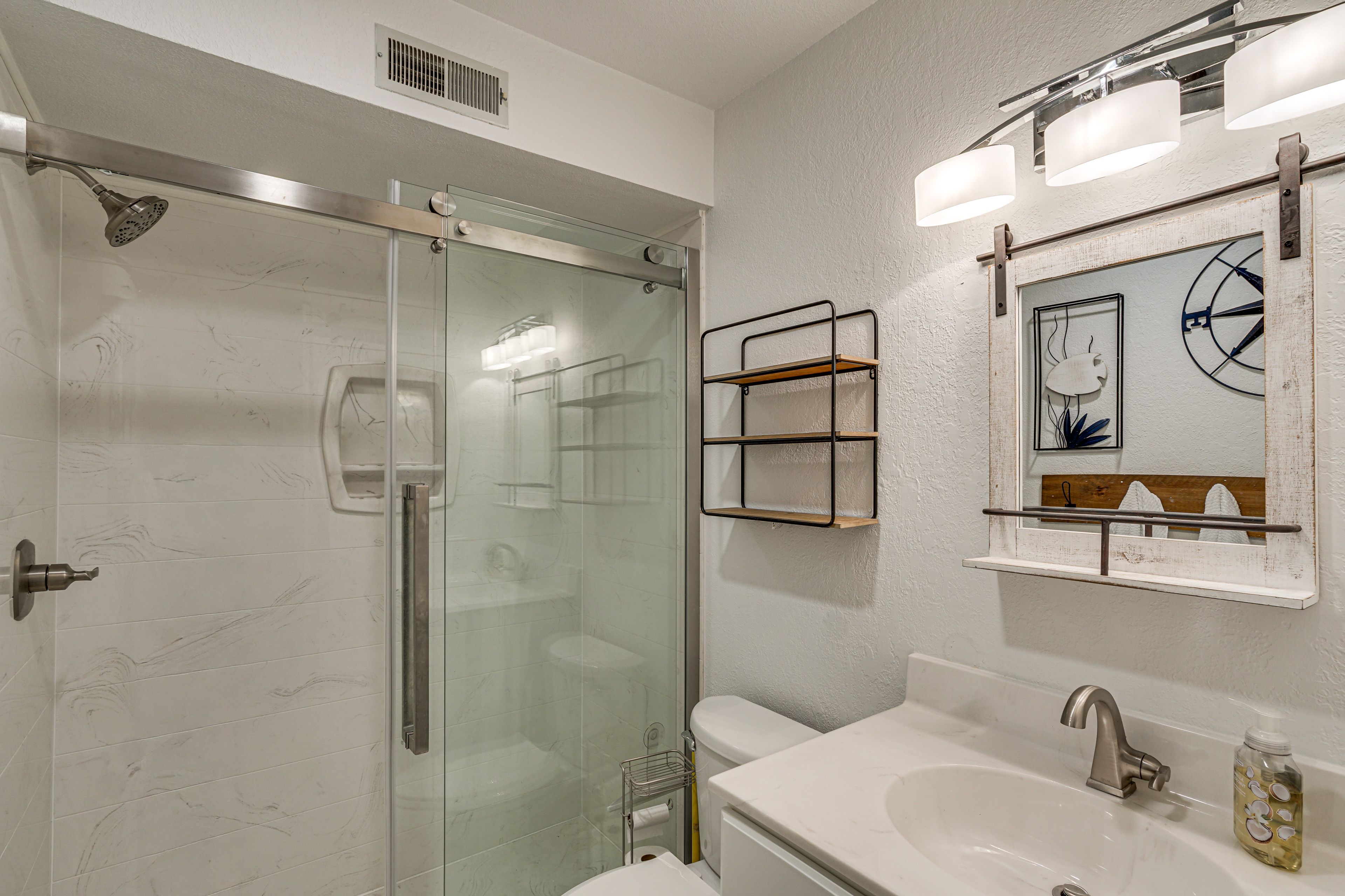 Full Bathroom | Basement Floor | Towels Provided