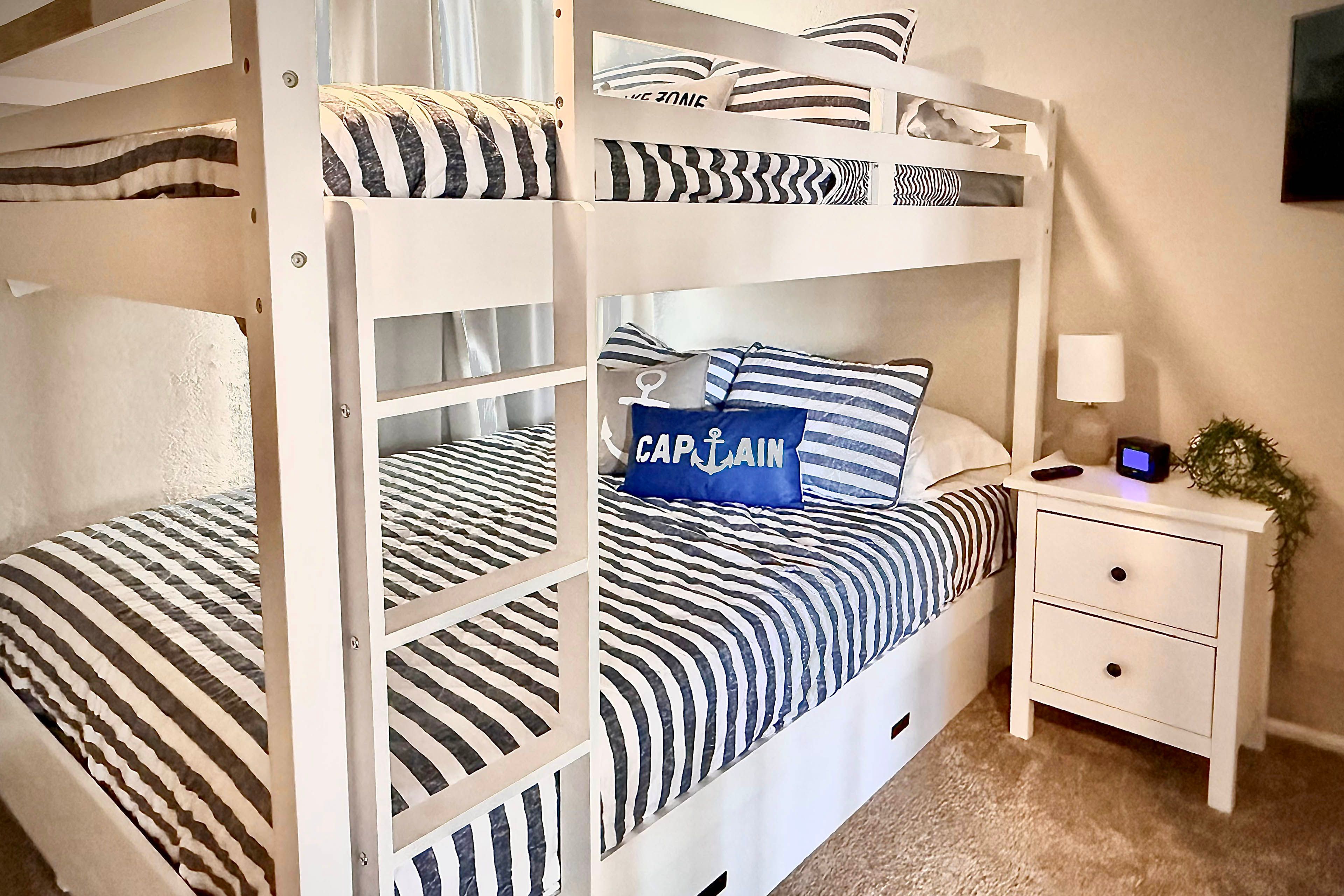 Bedroom 3 | Queen Bunk Bed | Main Floor
