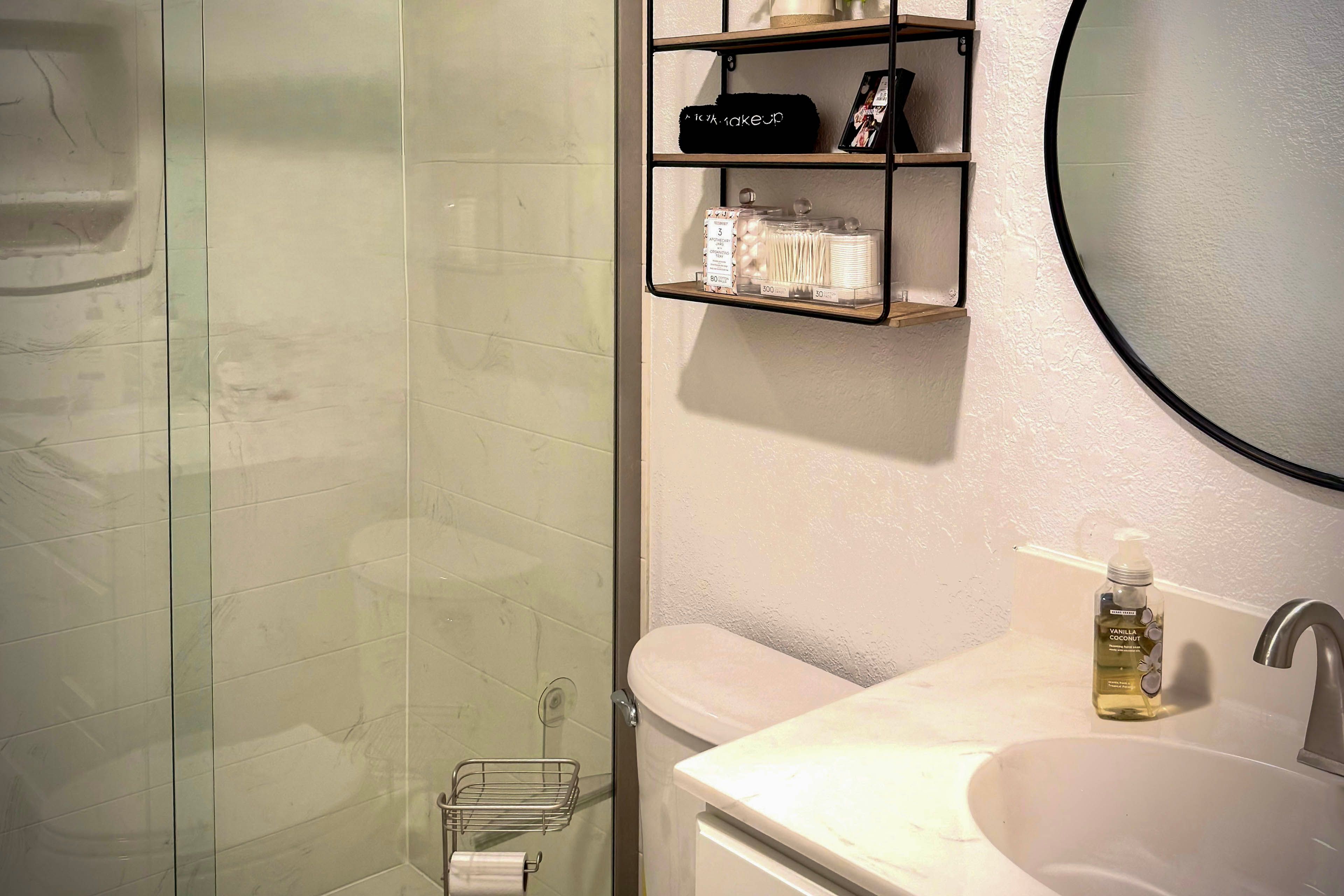 Full Bathroom | Basement Floor | Towels Provided