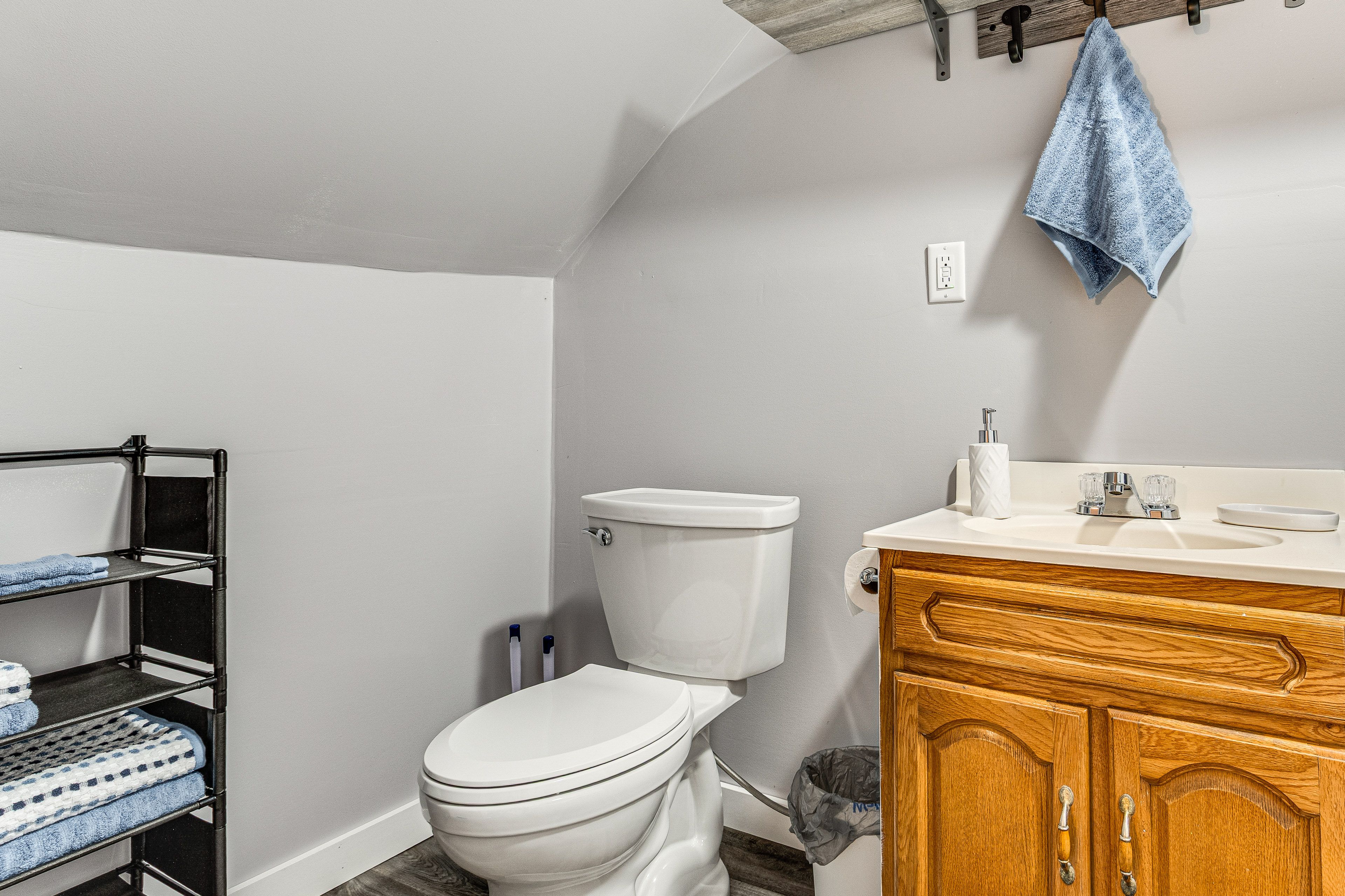 Full Bathroom | 1st Floor | Towels Provided | Complimentary Toiletries