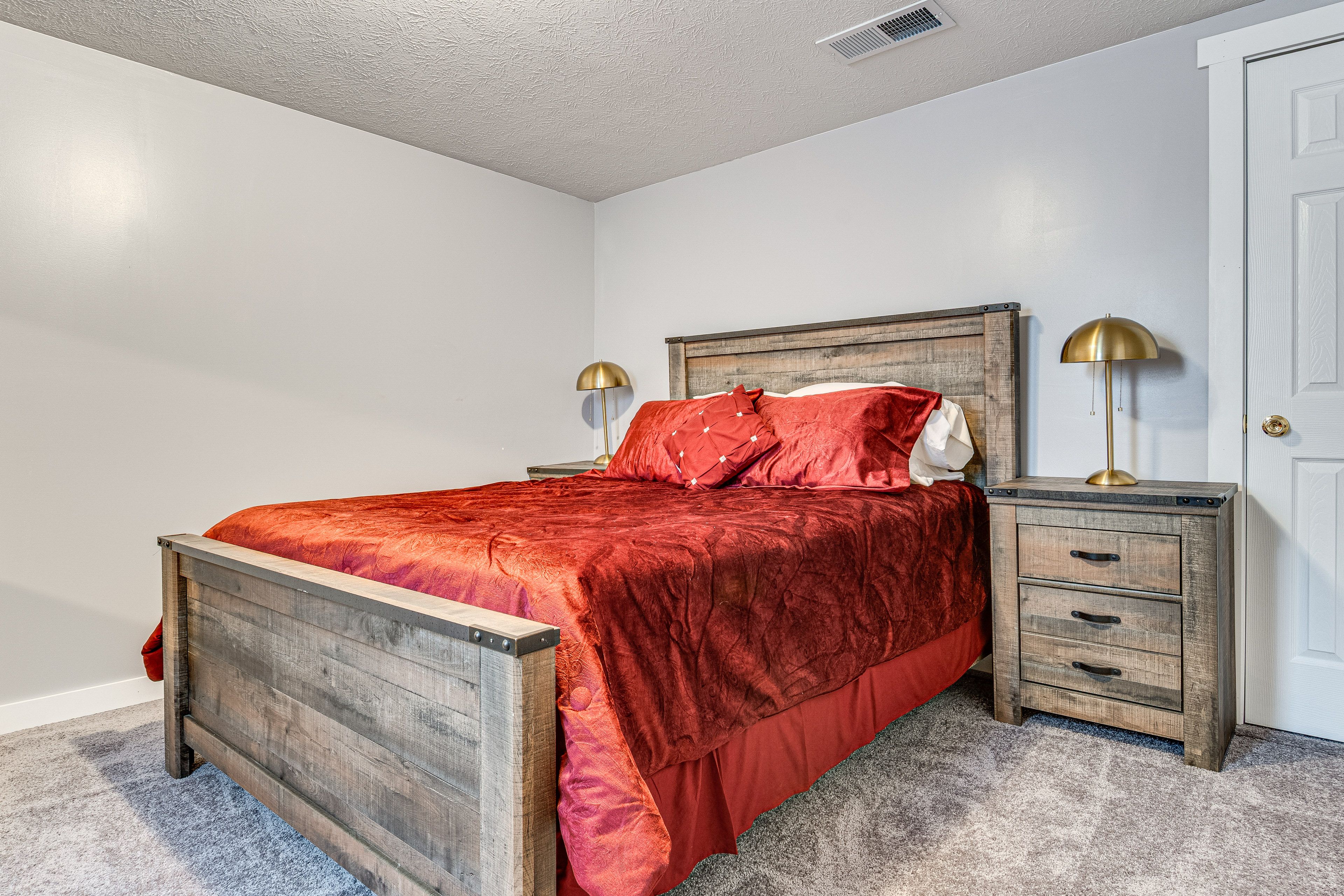 Bedroom | 1st Floor | Queen Bed