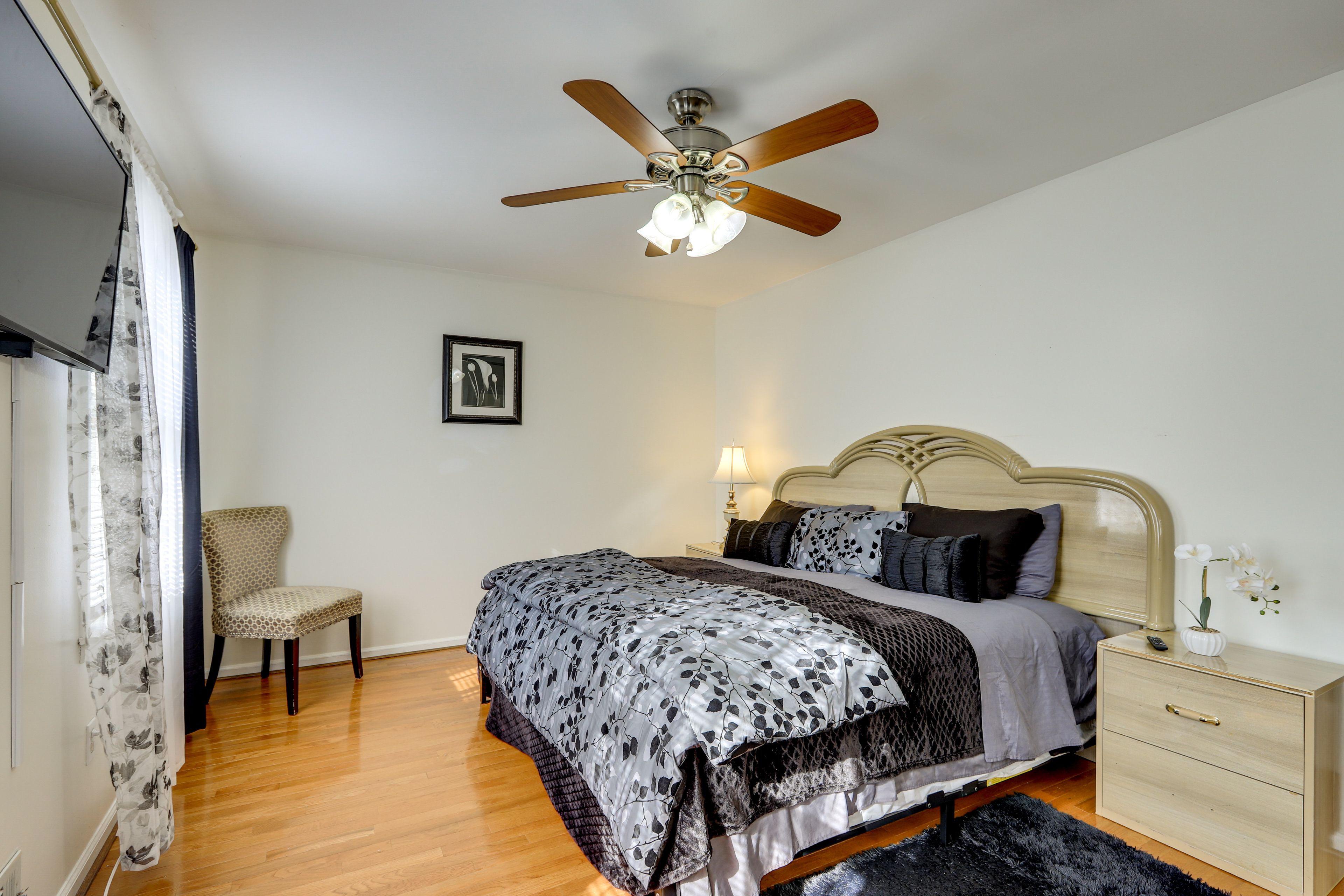 Bedroom 1 | King Bed | Smart TV | Linens Provided