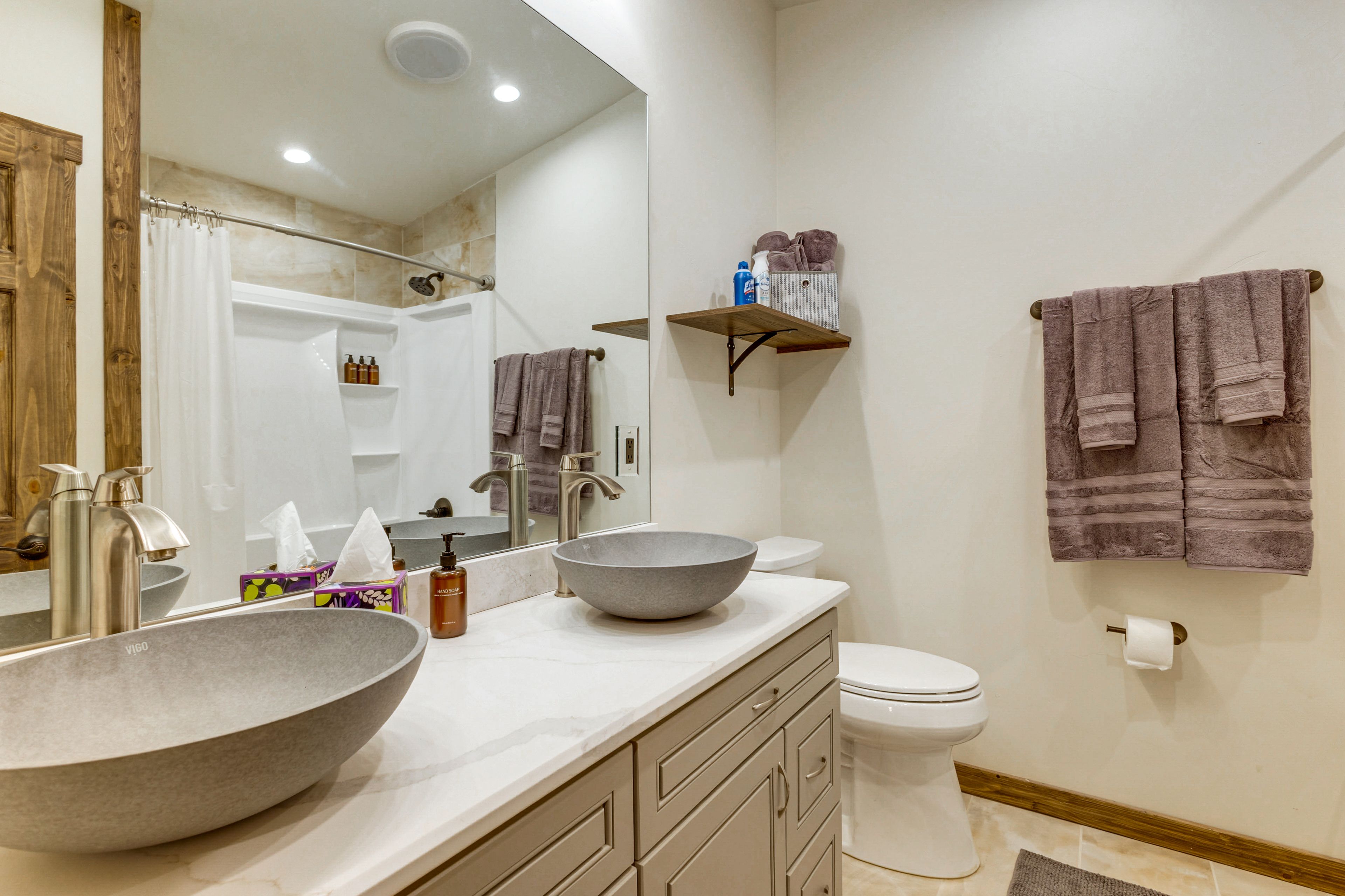 Bathroom | 2nd Floor