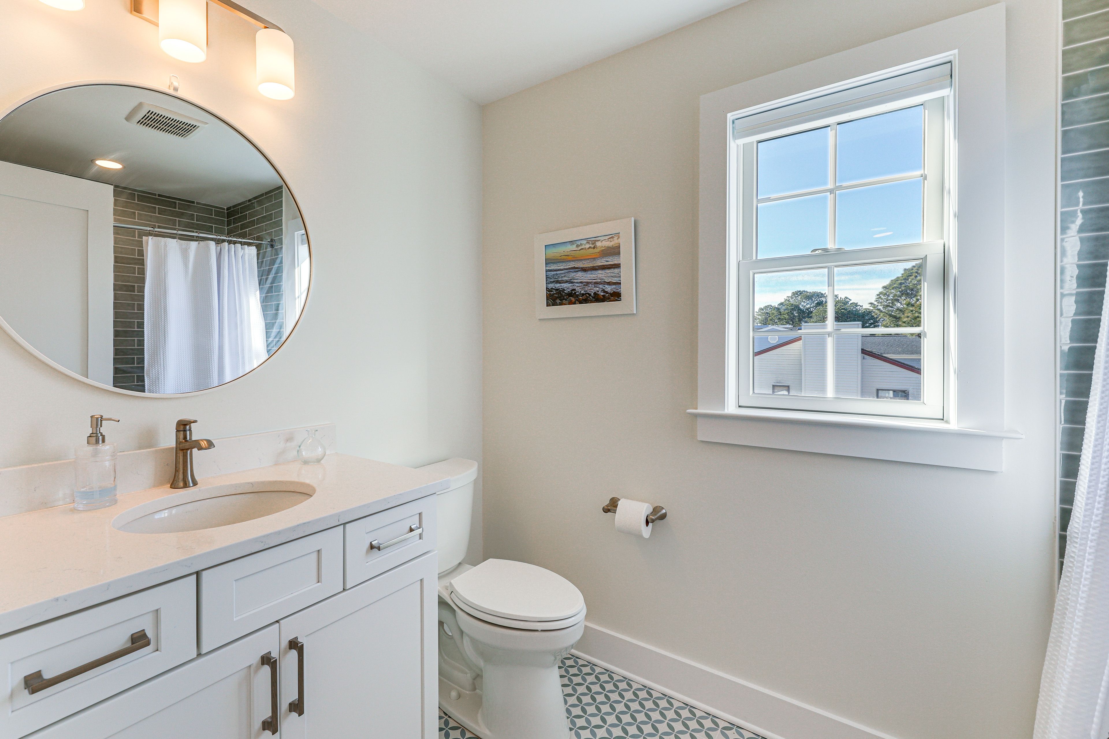 Full Bathroom | 2nd Floor | Complimentary Toiletries