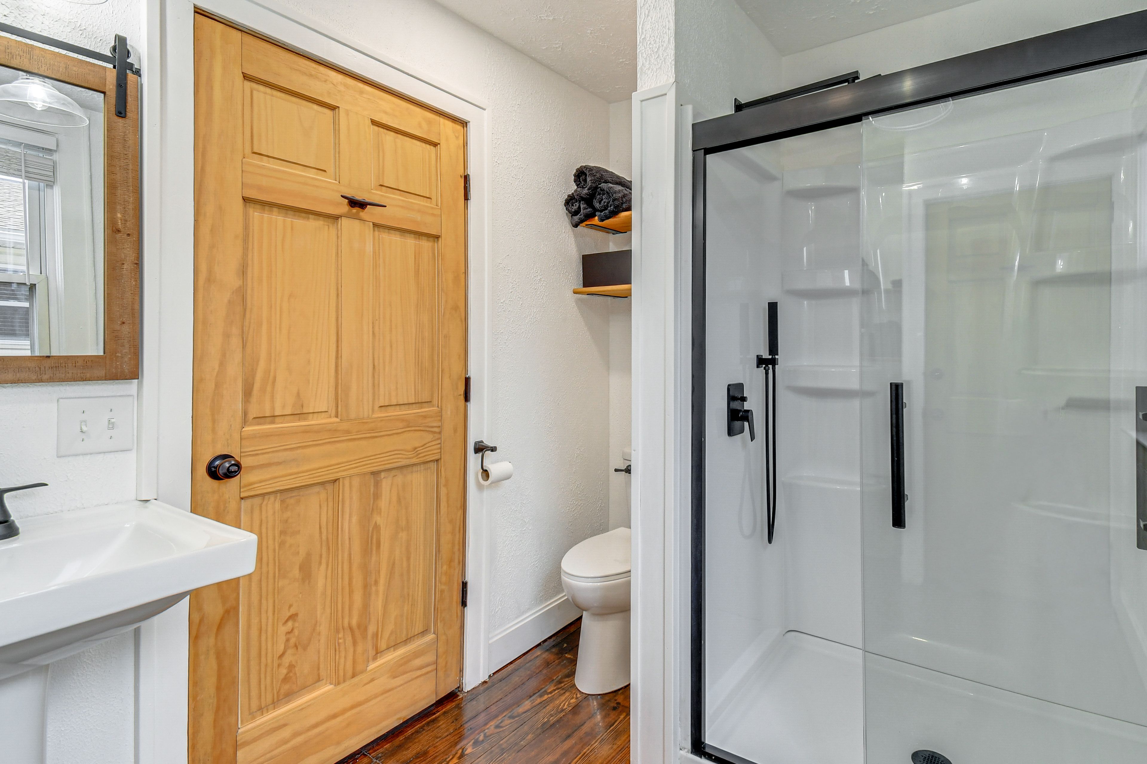 Full Bathroom | 1st Floor | Towels Provided