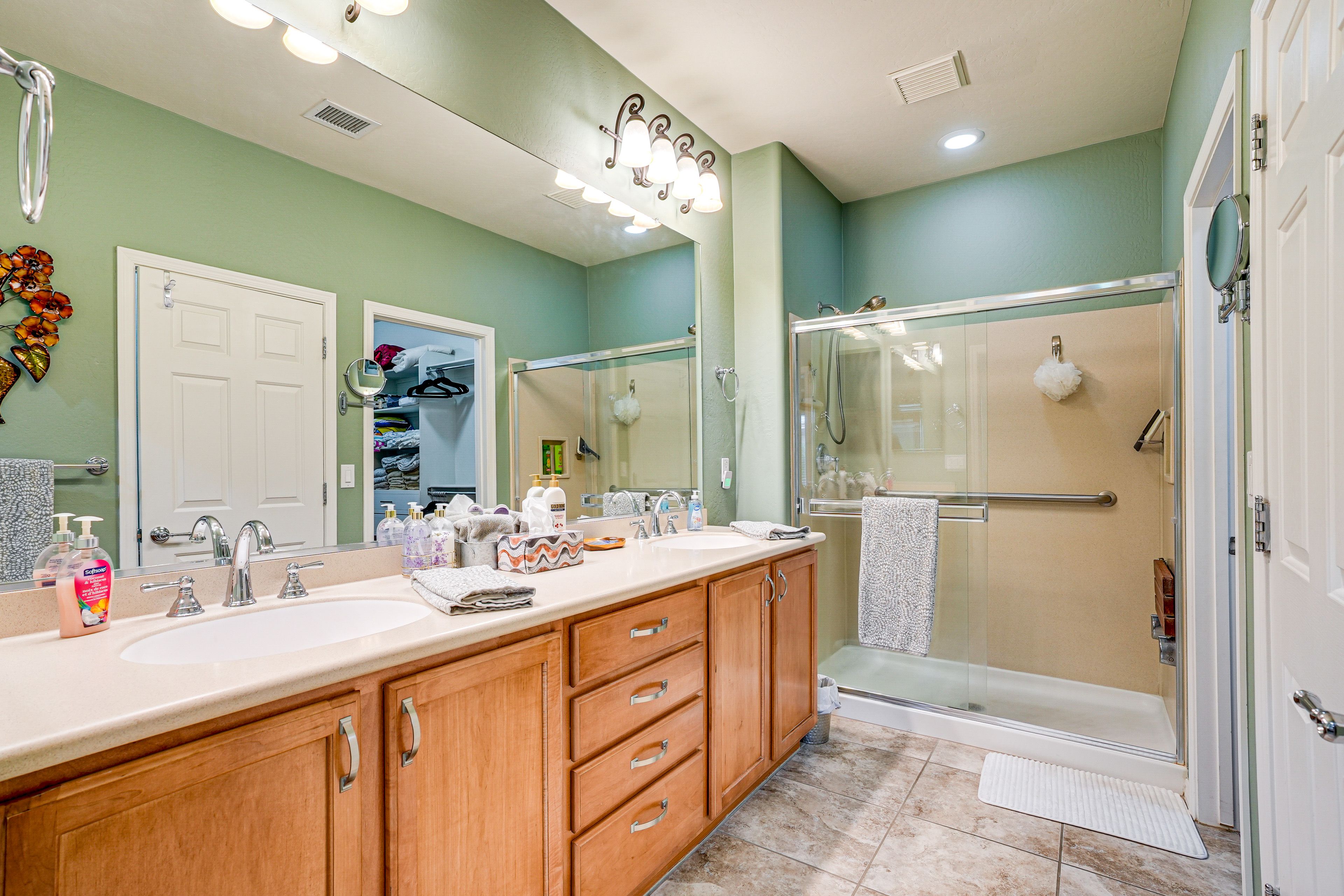 En-Suite Bathroom | Linens & Towels