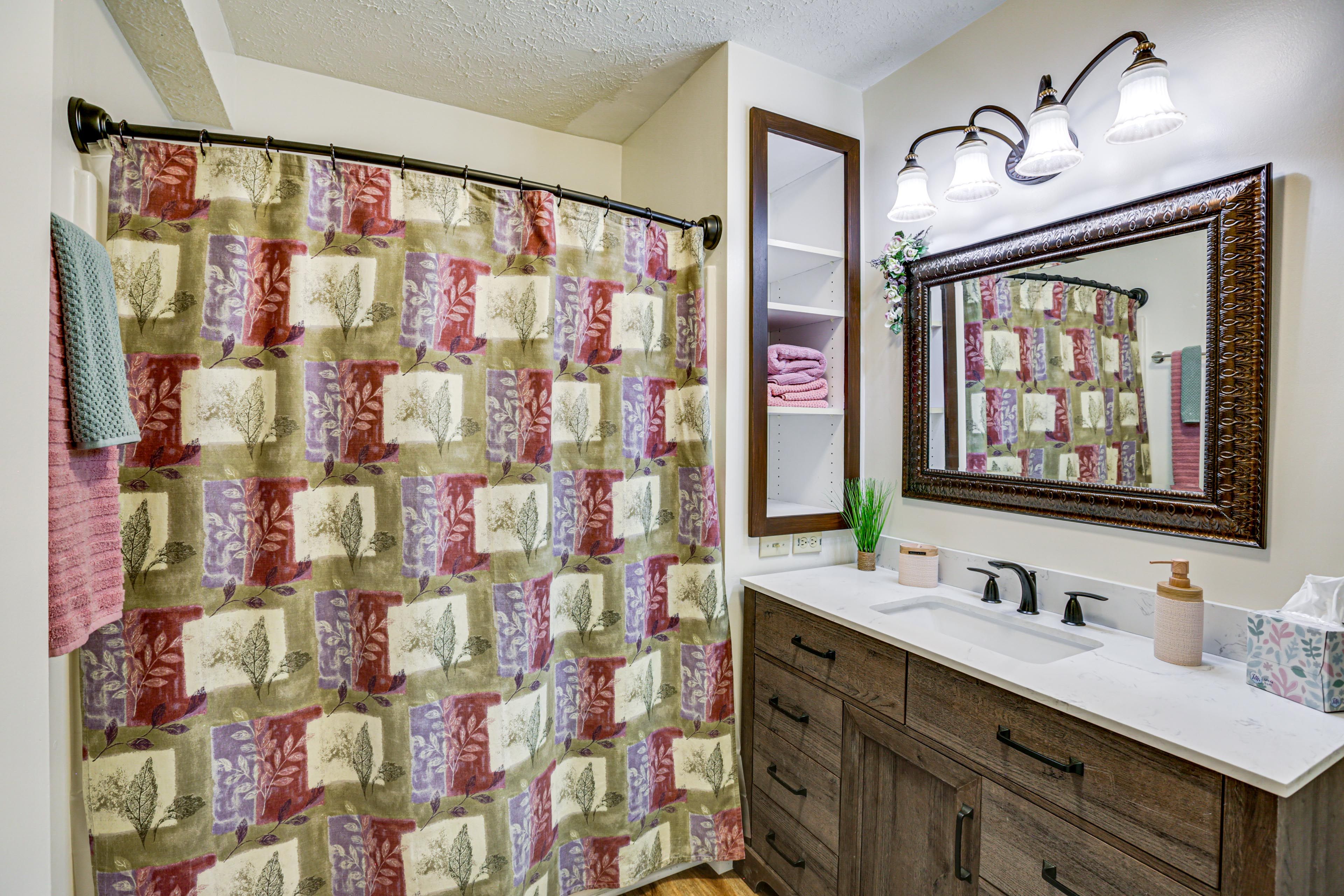 Full Bathroom | Towels Provided | Complimentary Toiletries