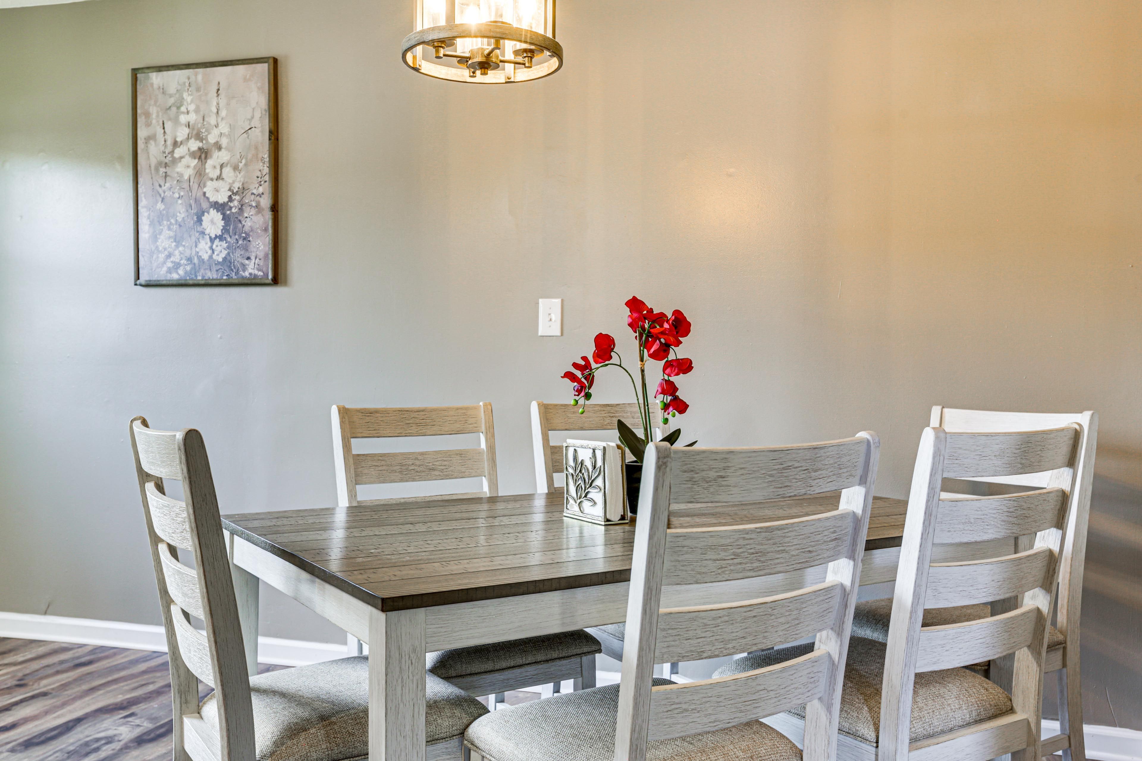 Single-Story Apartment | Window A/C Units | Central Heating | Free WiFi