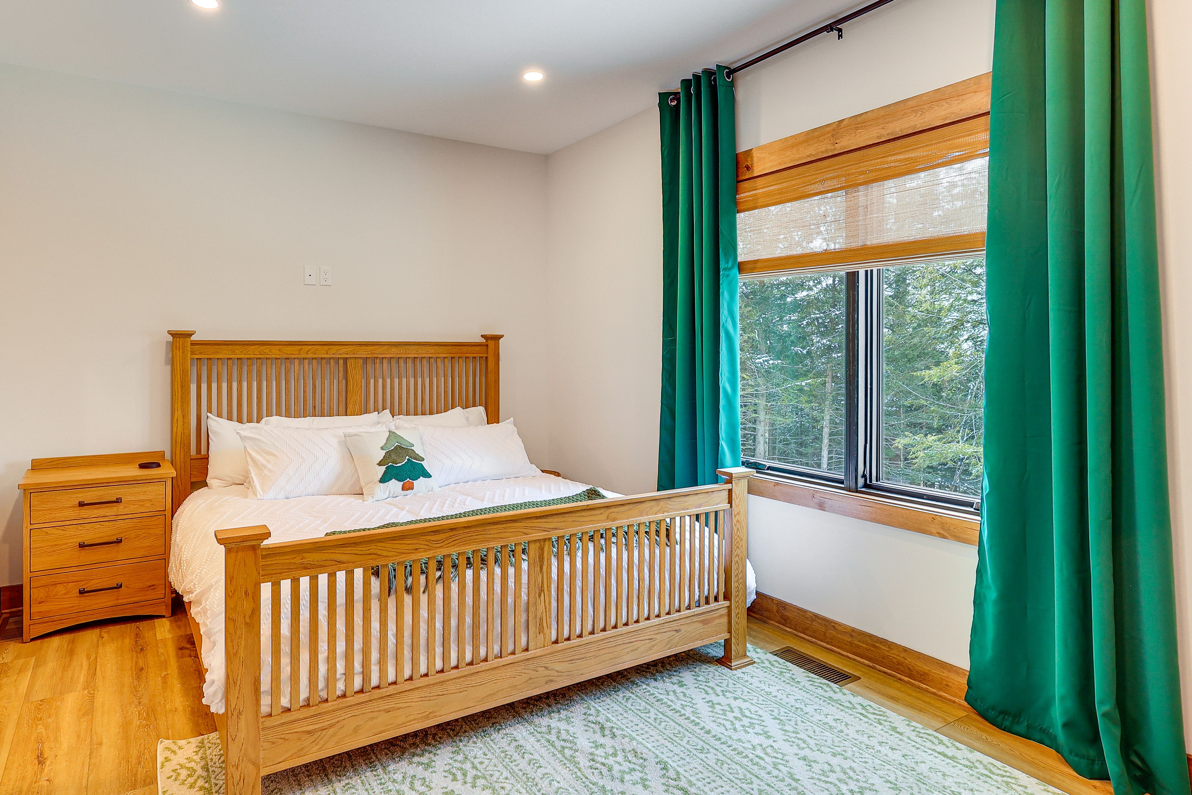 Bedroom 1 | King Bed | 1st Floor