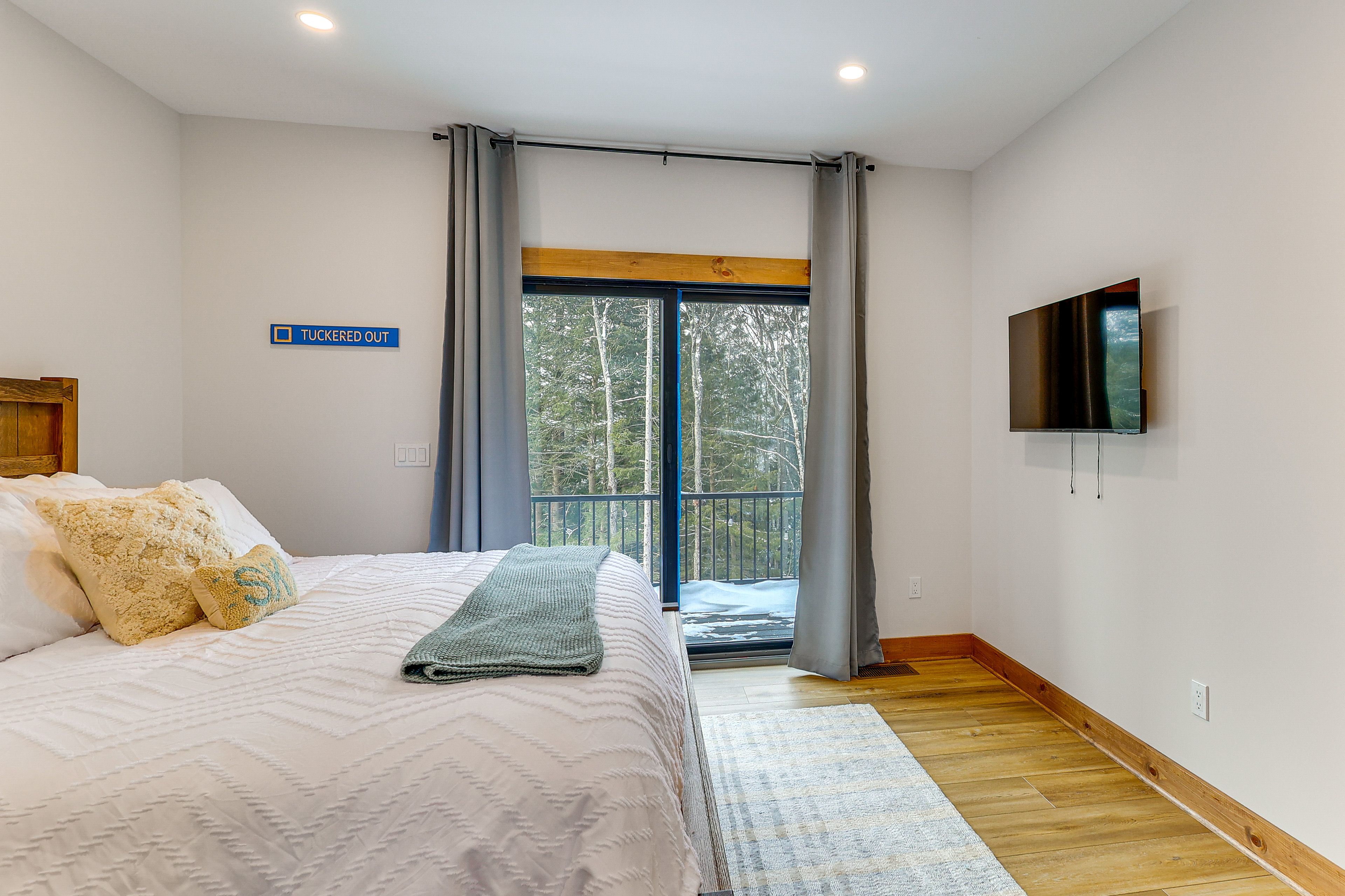 Bedroom 2 | King Bed | 1st Floor