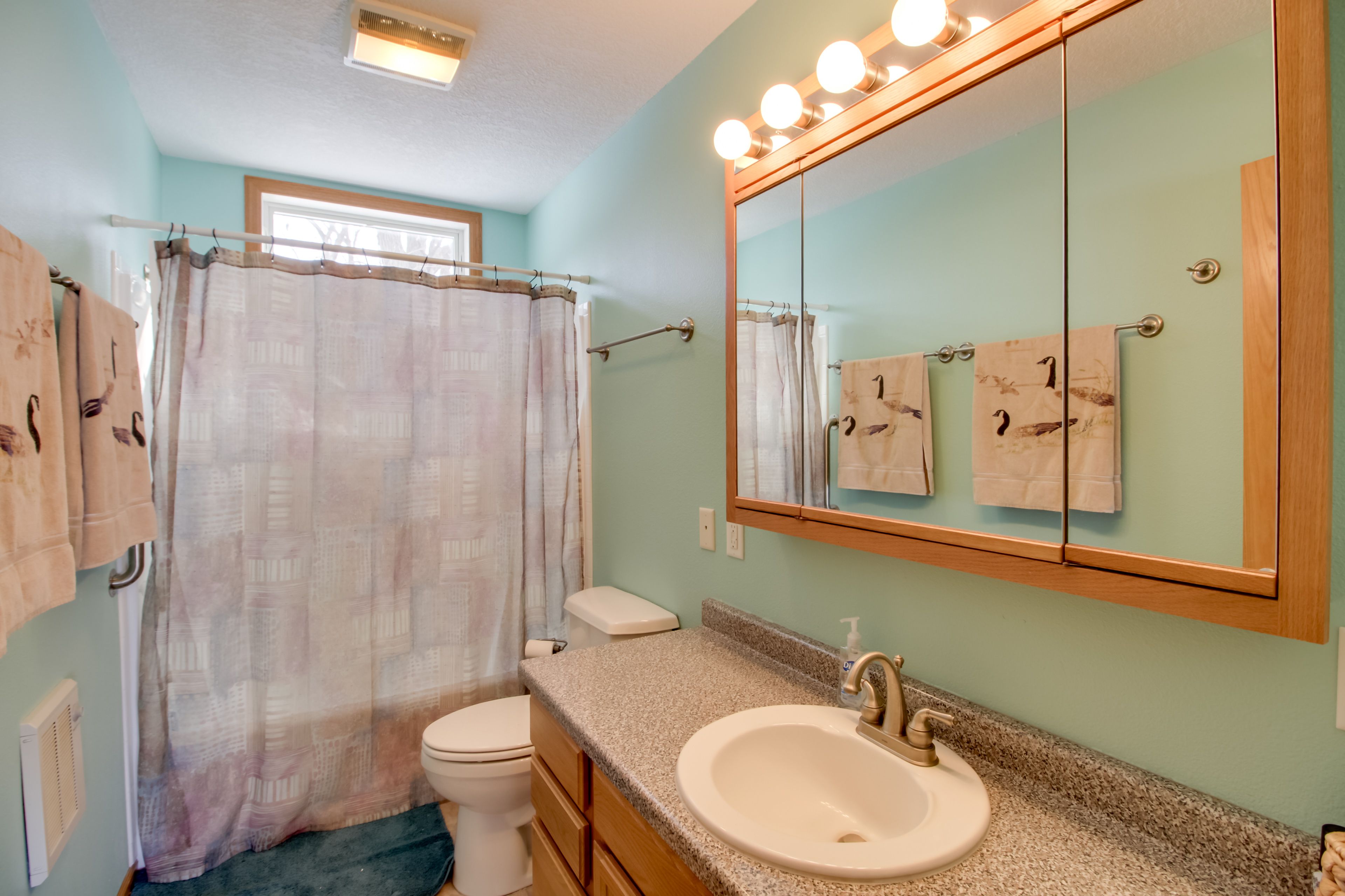 Full Bath | 2nd Floor