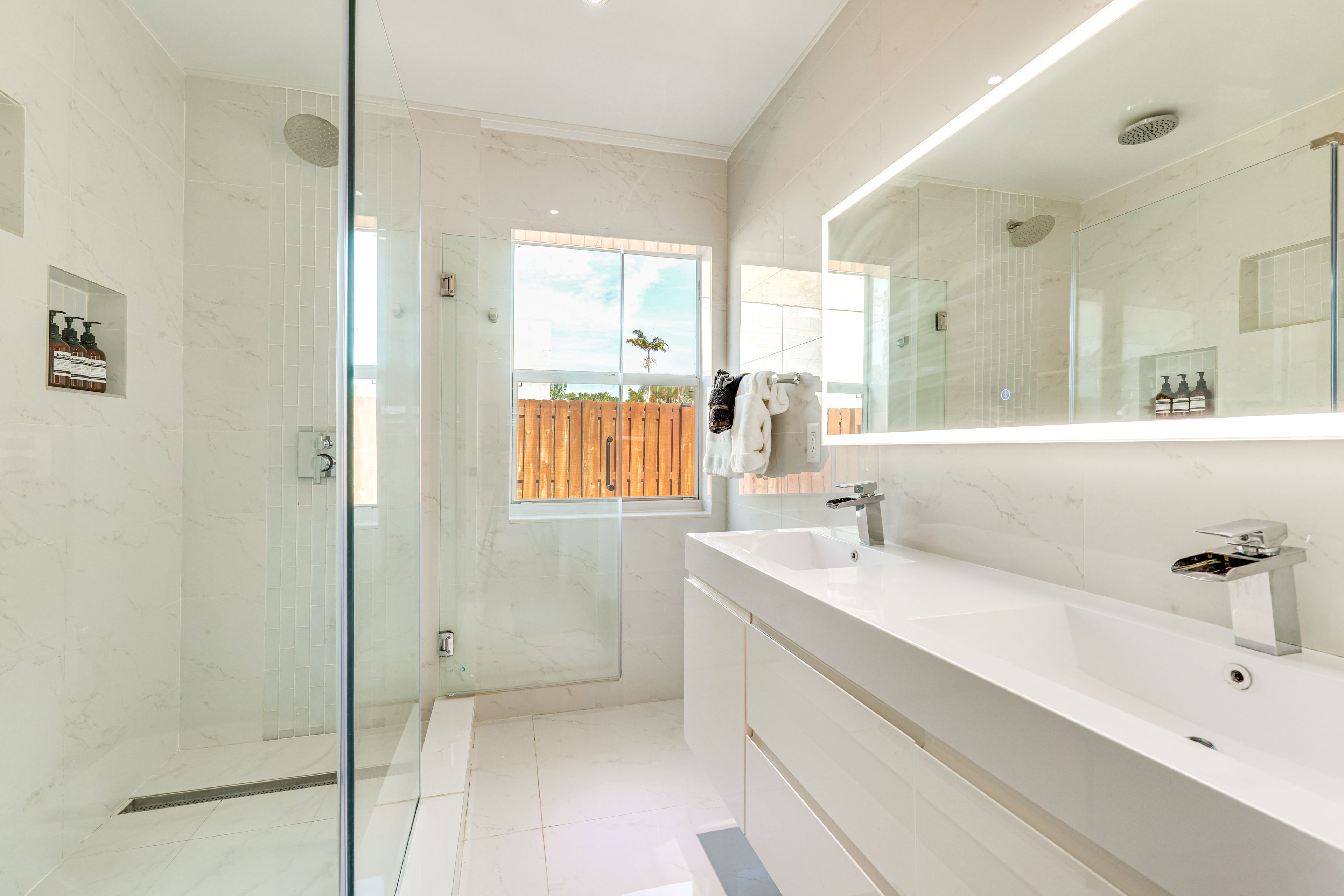 Full Bathroom | Towels Provided