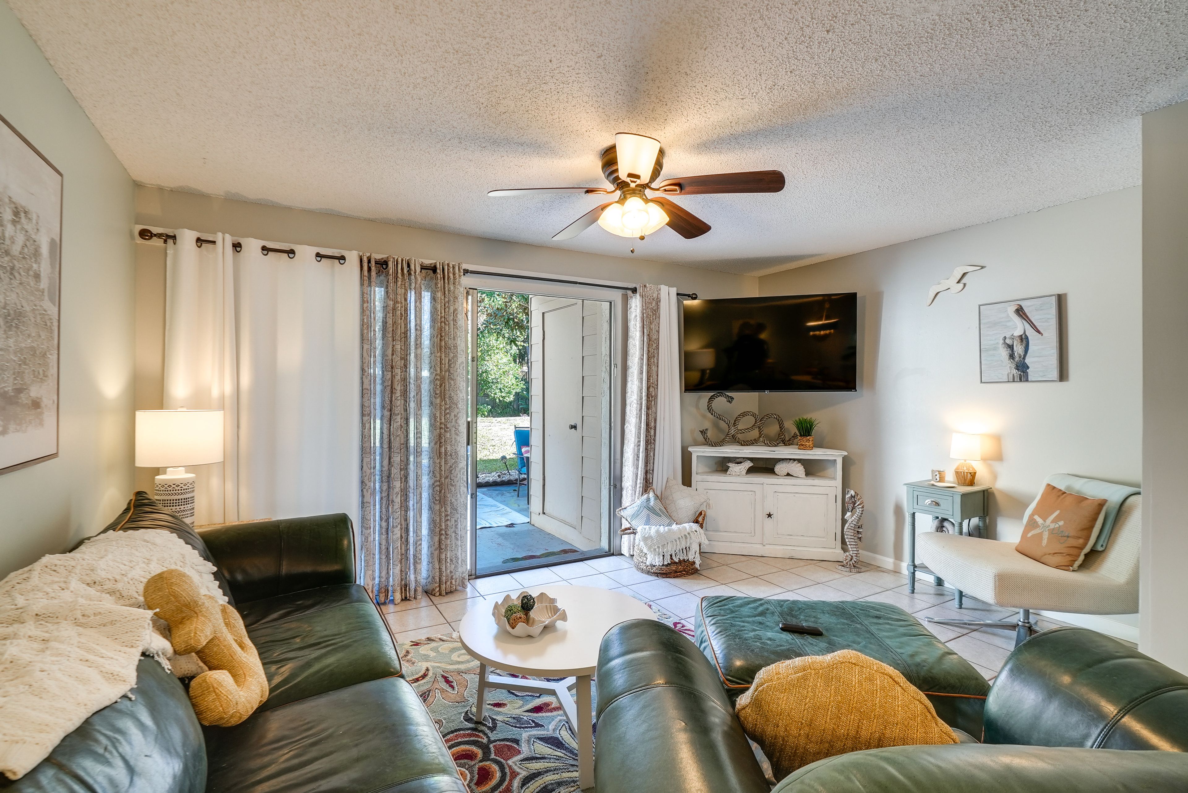 Living Room | Smart TV | Free WiFi