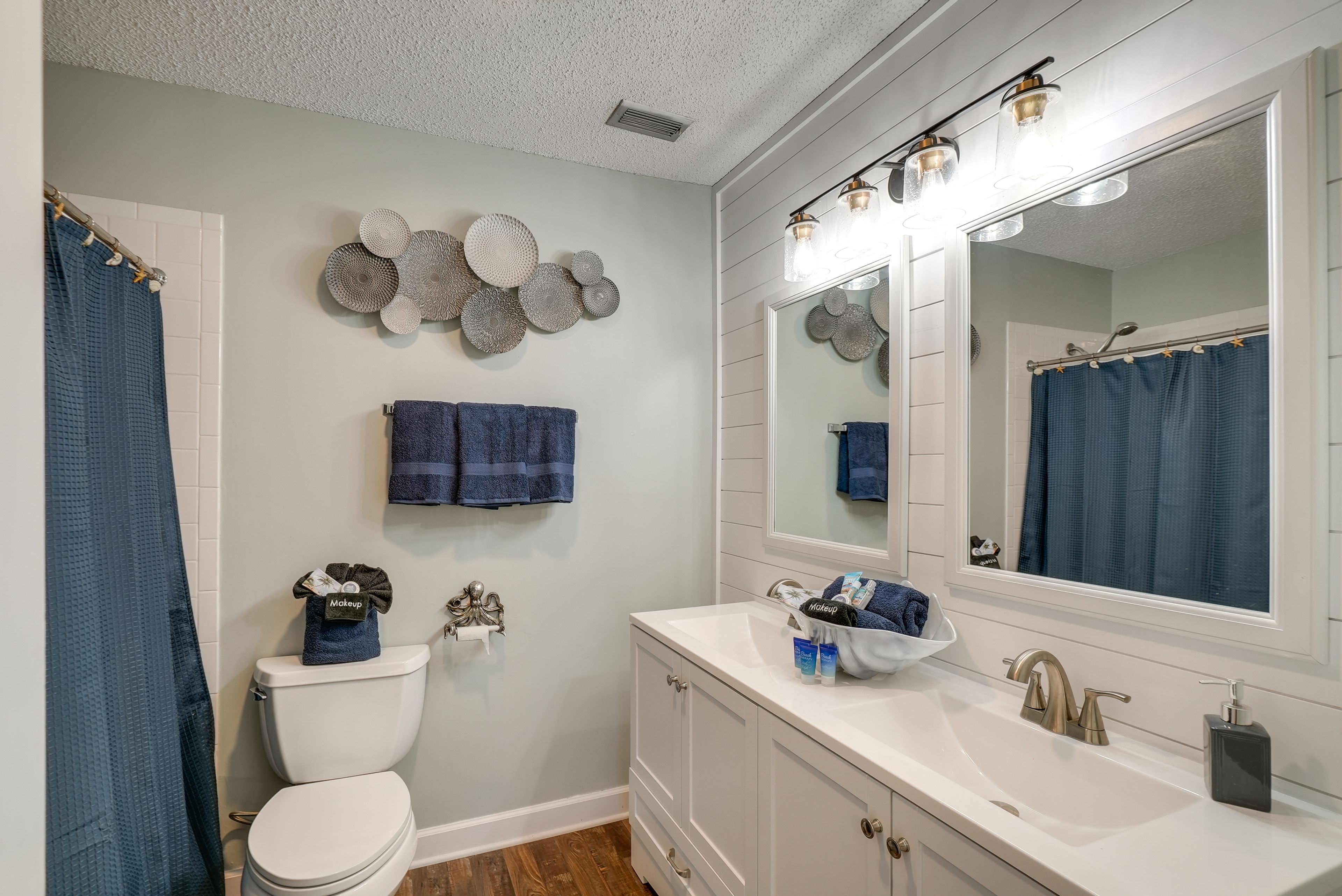 En-Suite Bathroom | Towels Provided | 2nd Floor