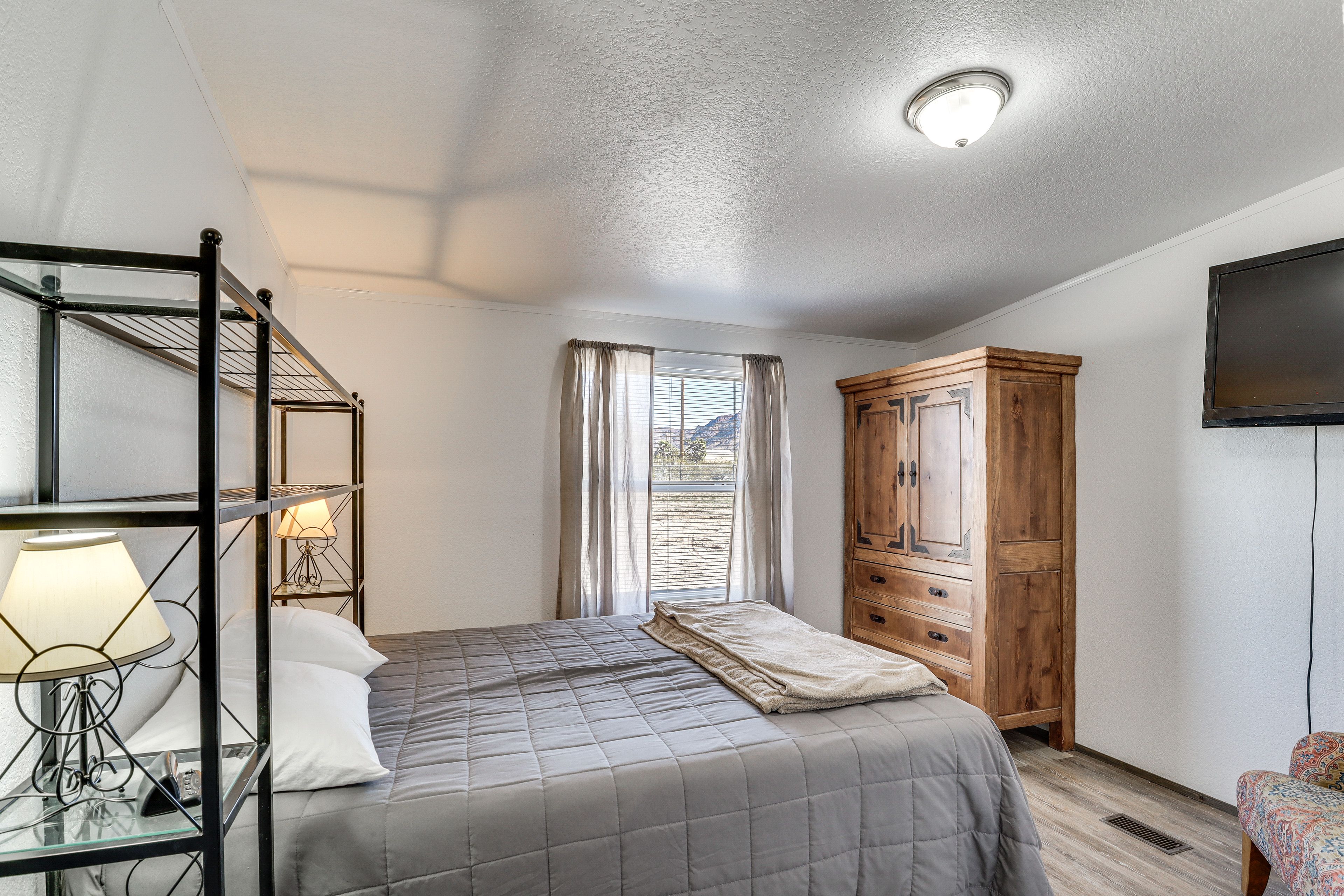 Bedroom 2 | Queen Bed