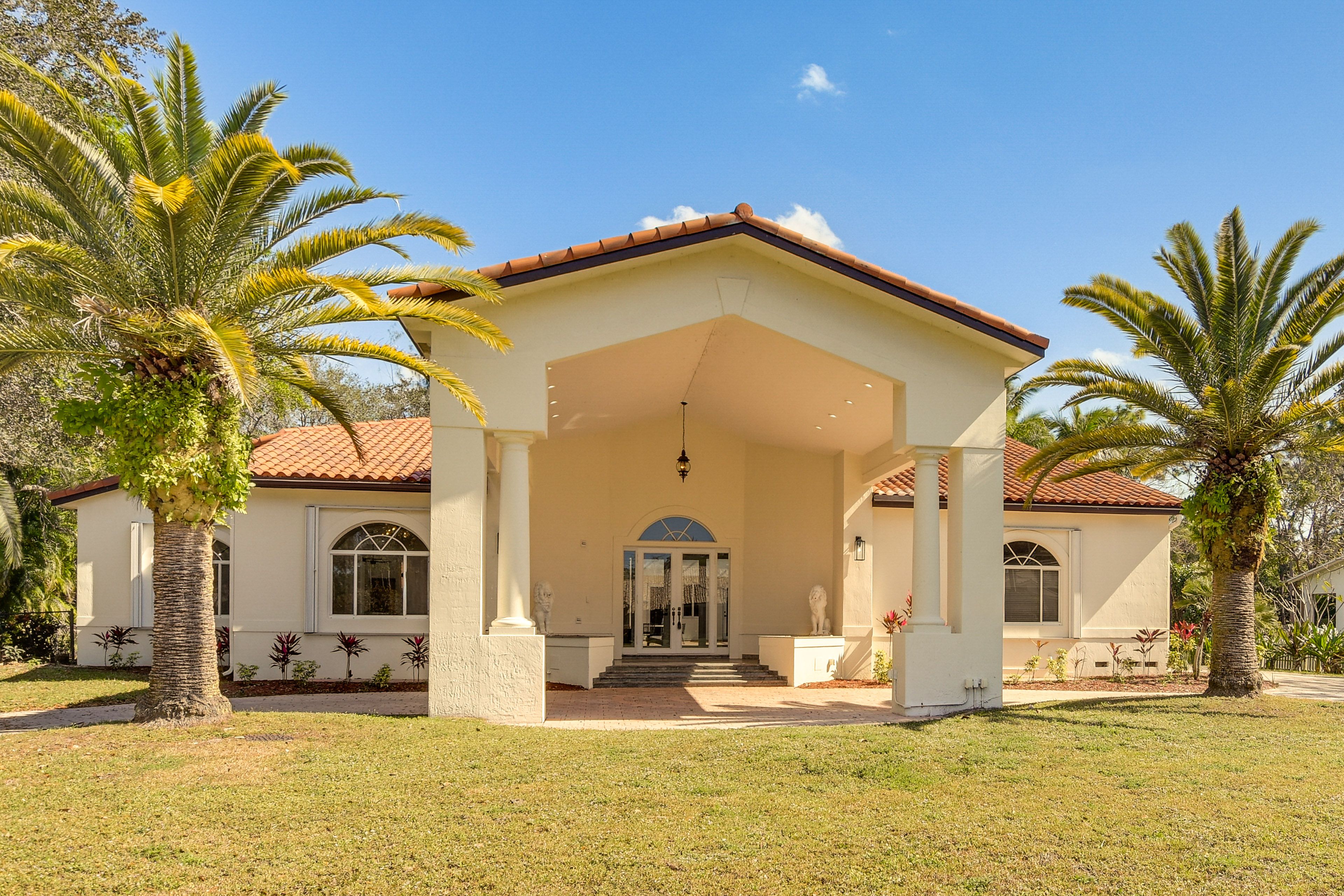 Parking | Garage (3 Vehicles) | Driveway (10 Vehicles)