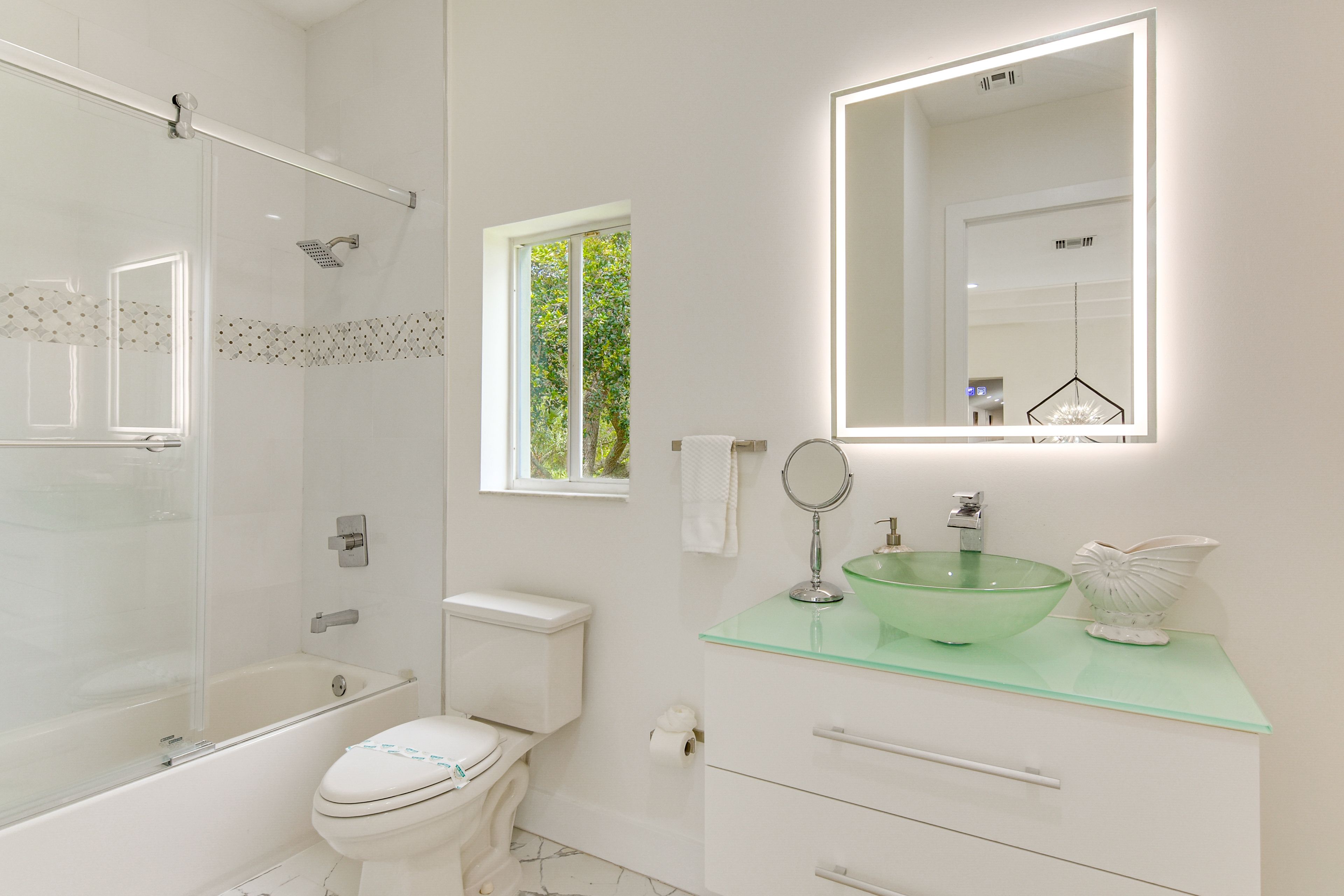 Full Bathroom | 2nd Floor