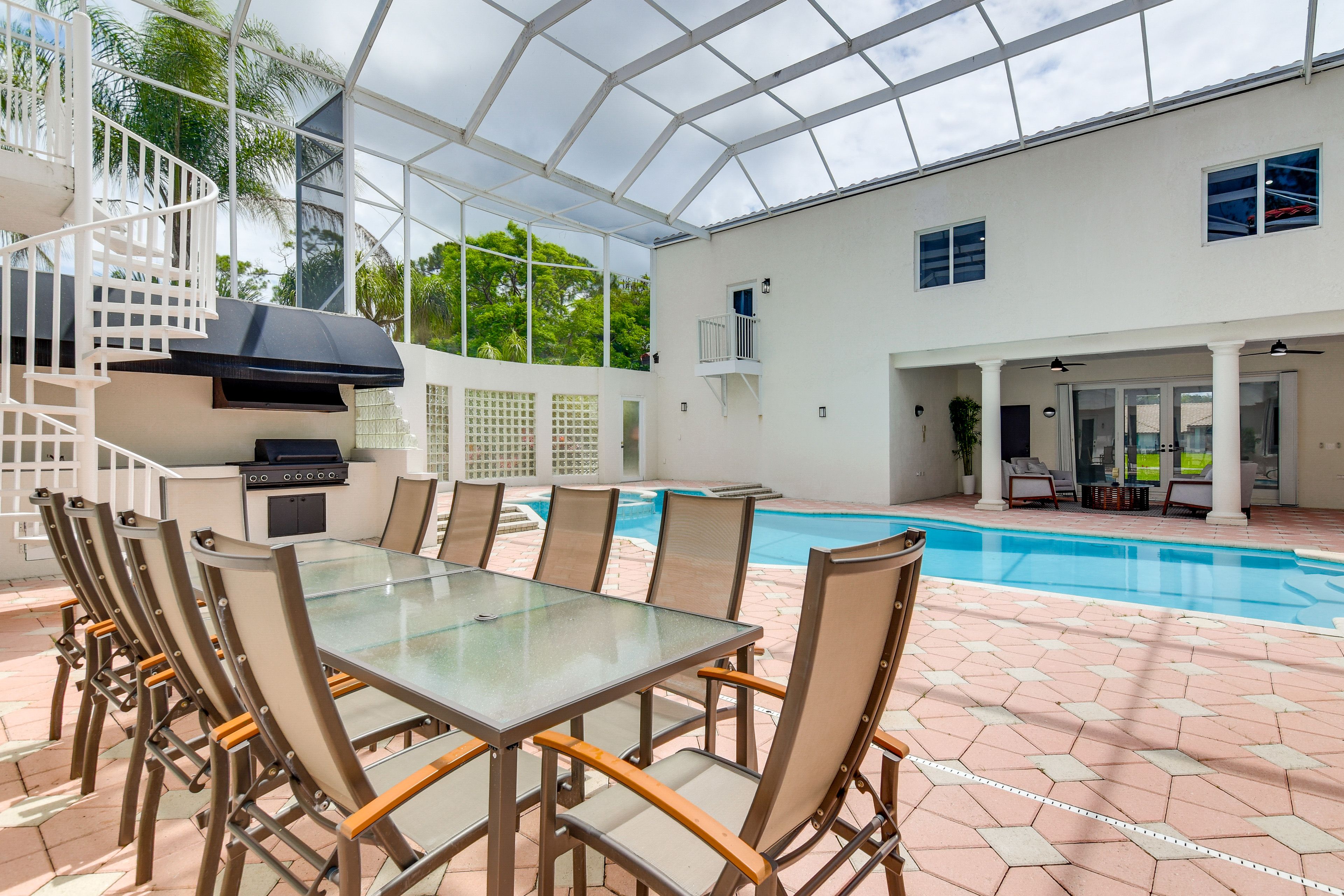 Outdoor Kitchen & Dining Area