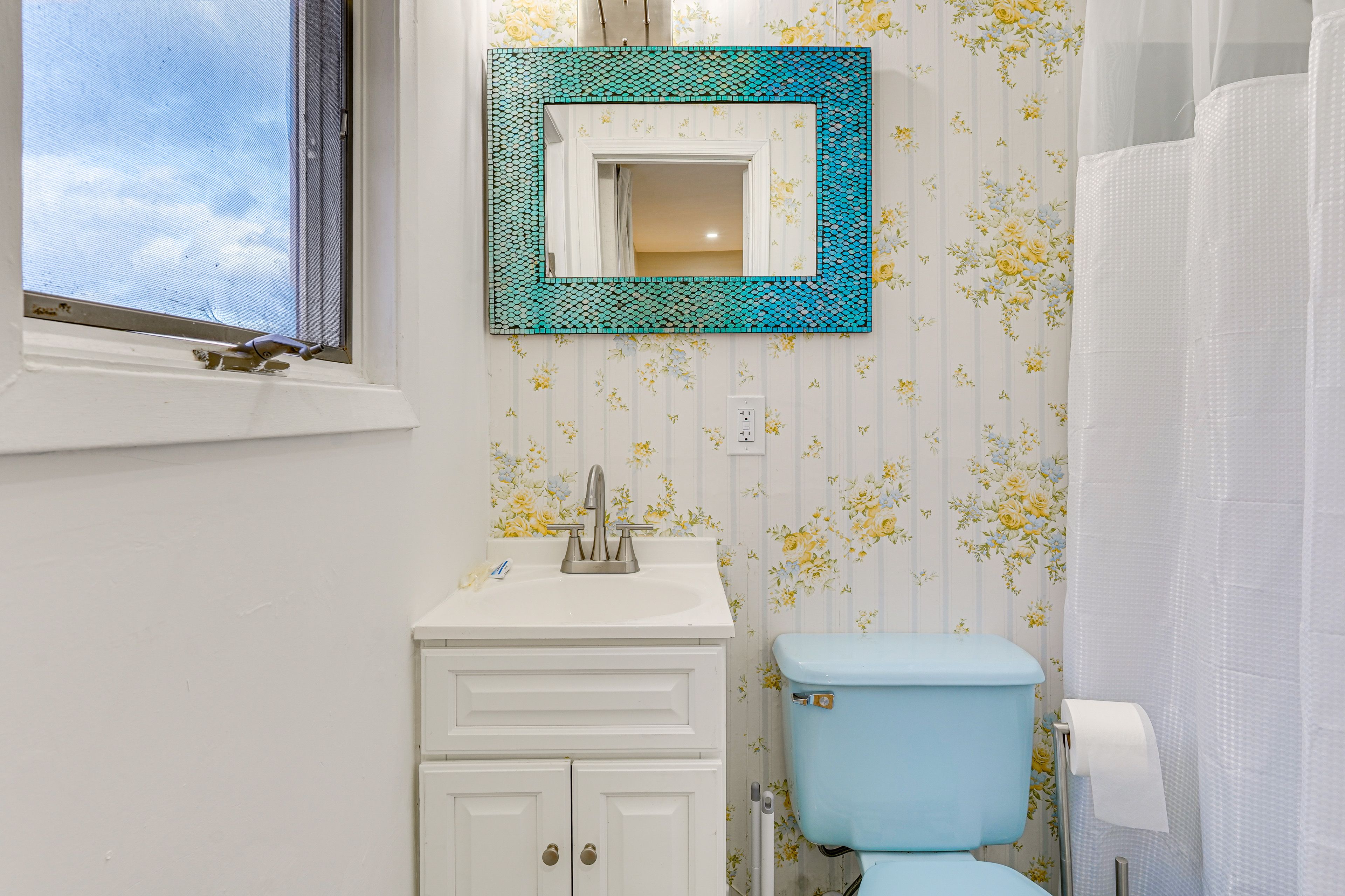 Full Bathroom | 2nd Floor | Towels Provided