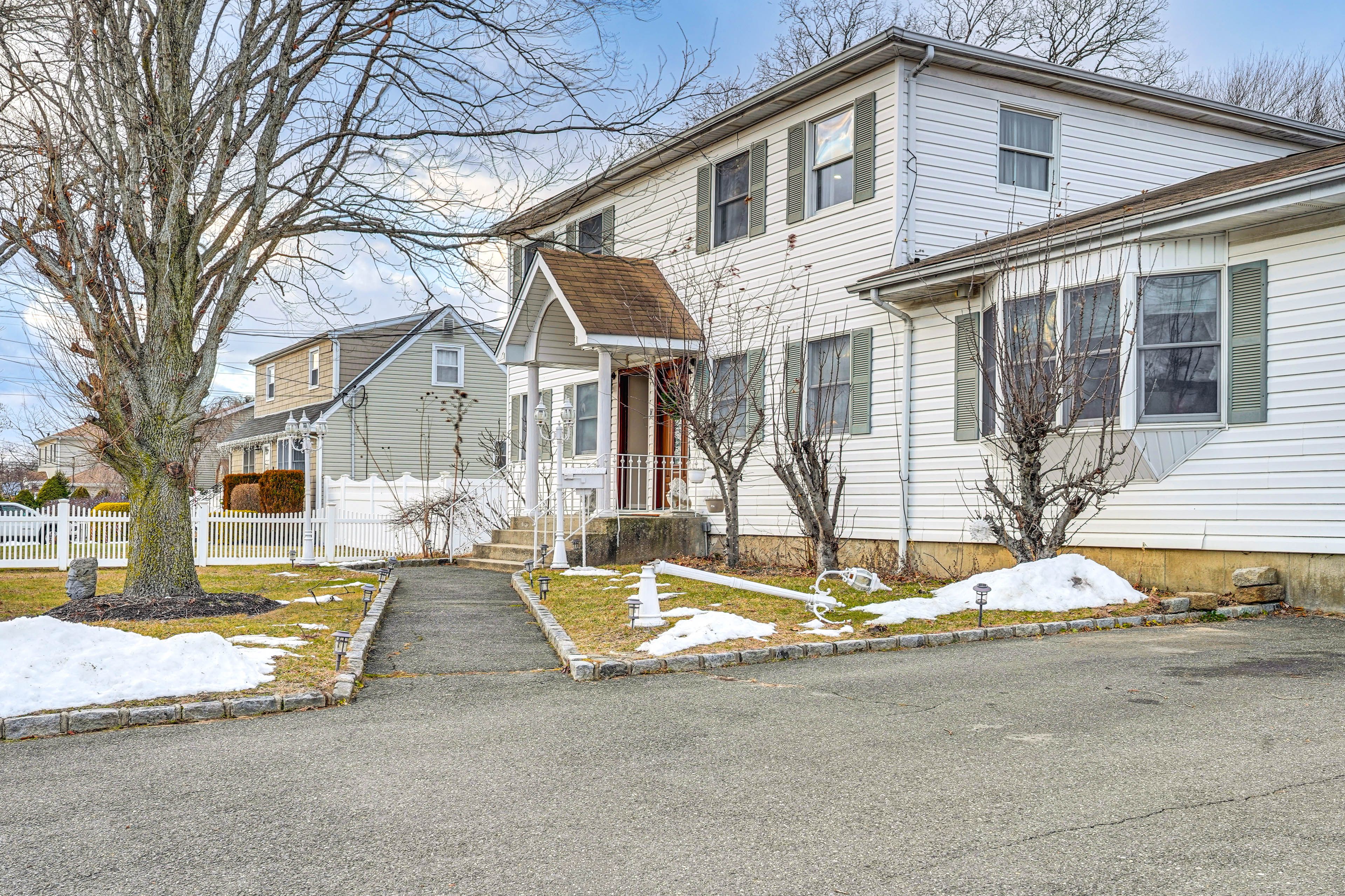 Parking | Shared Driveway (4 Vehicles) | Free Street Parking