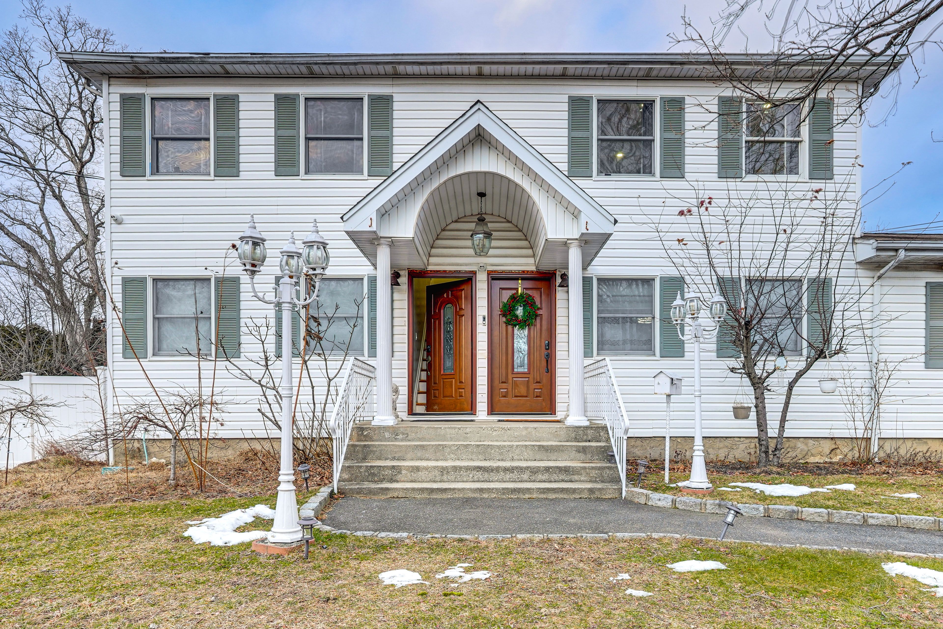 Deer Park Vacation Rental | 4BR | 2BA | 1,700 Sq Ft | Stairs Required