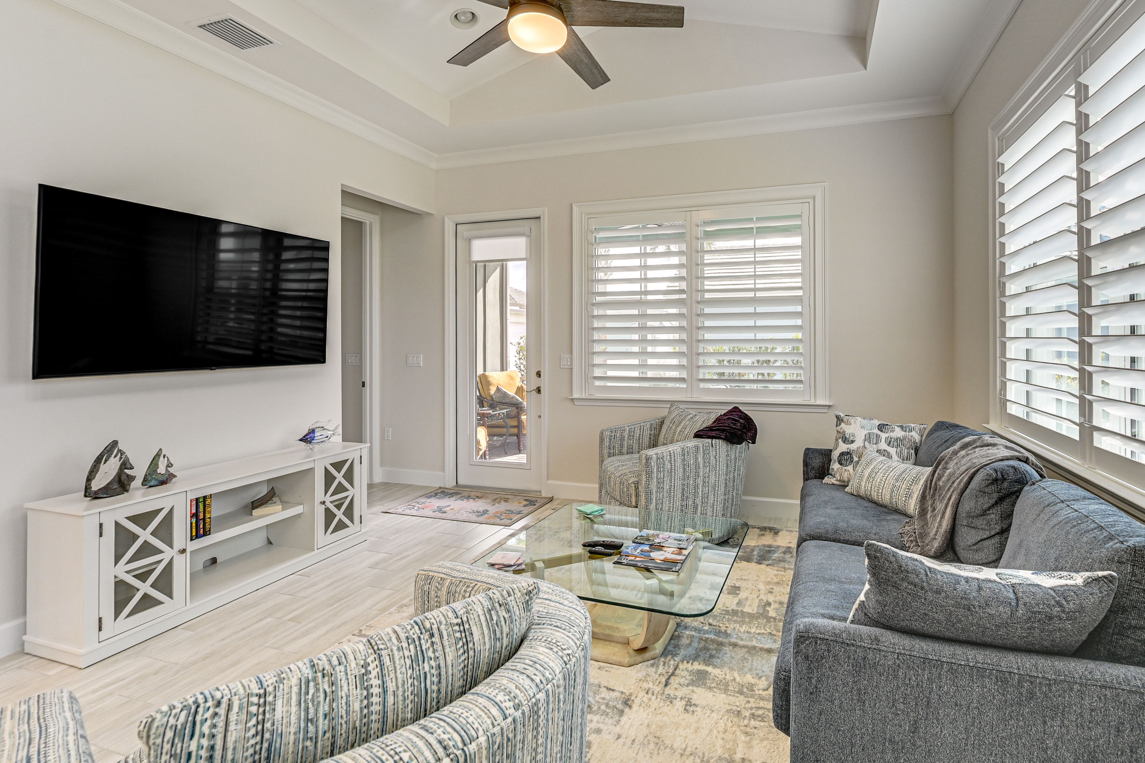 Living Room | Central A/C | Smart TV