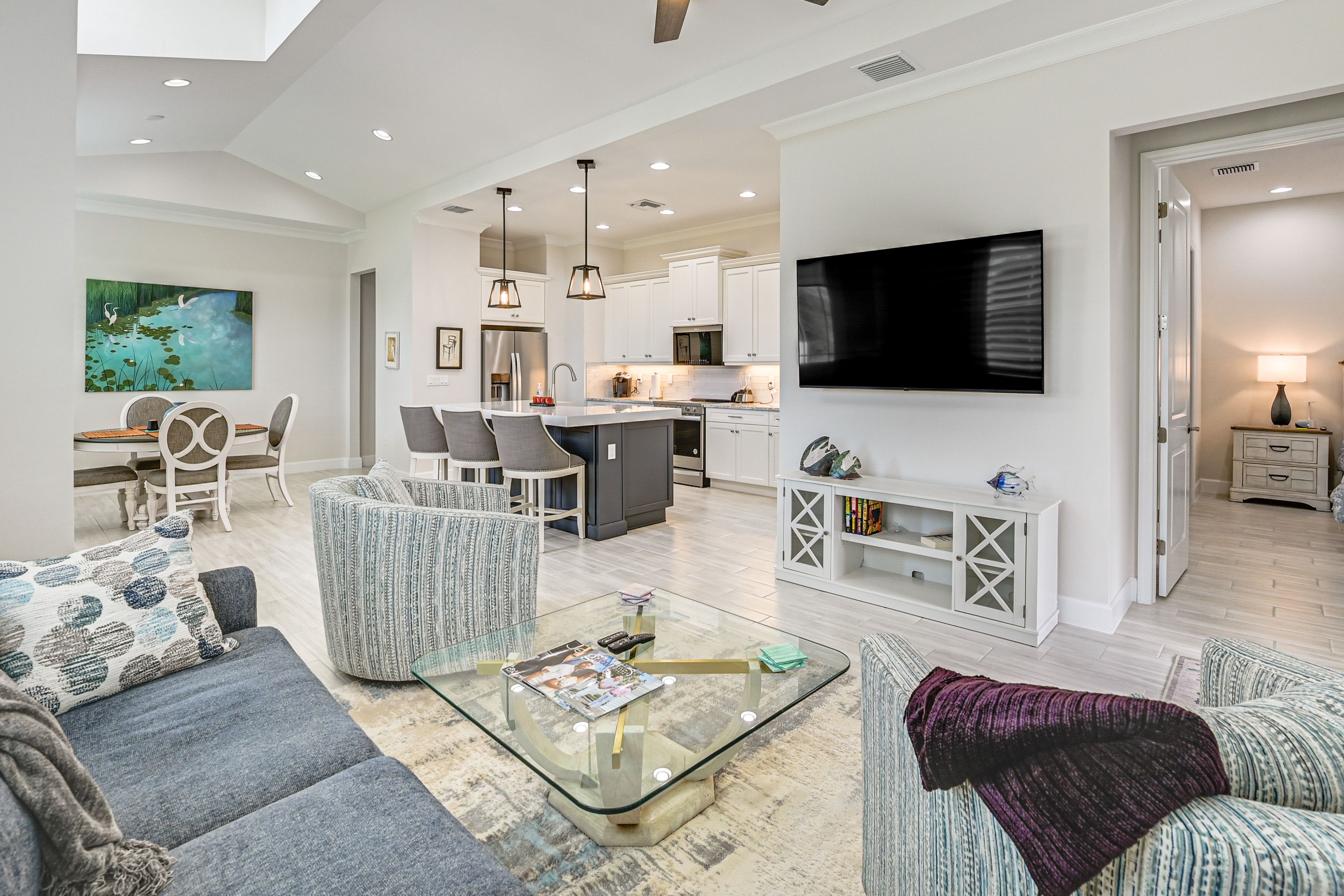 Living Room | Central A/C | Smart TV