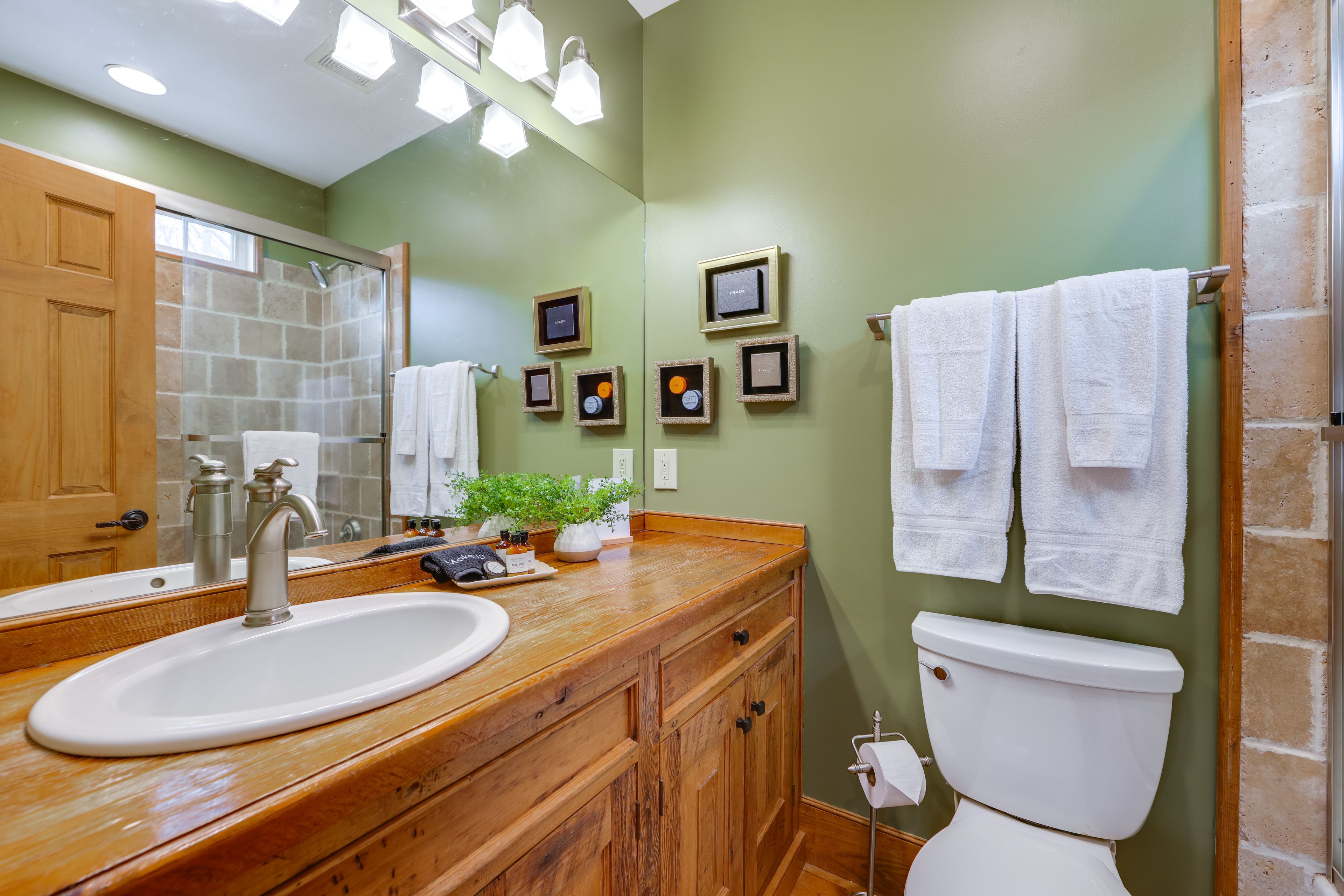 En-Suite Bathroom | Upper Level
