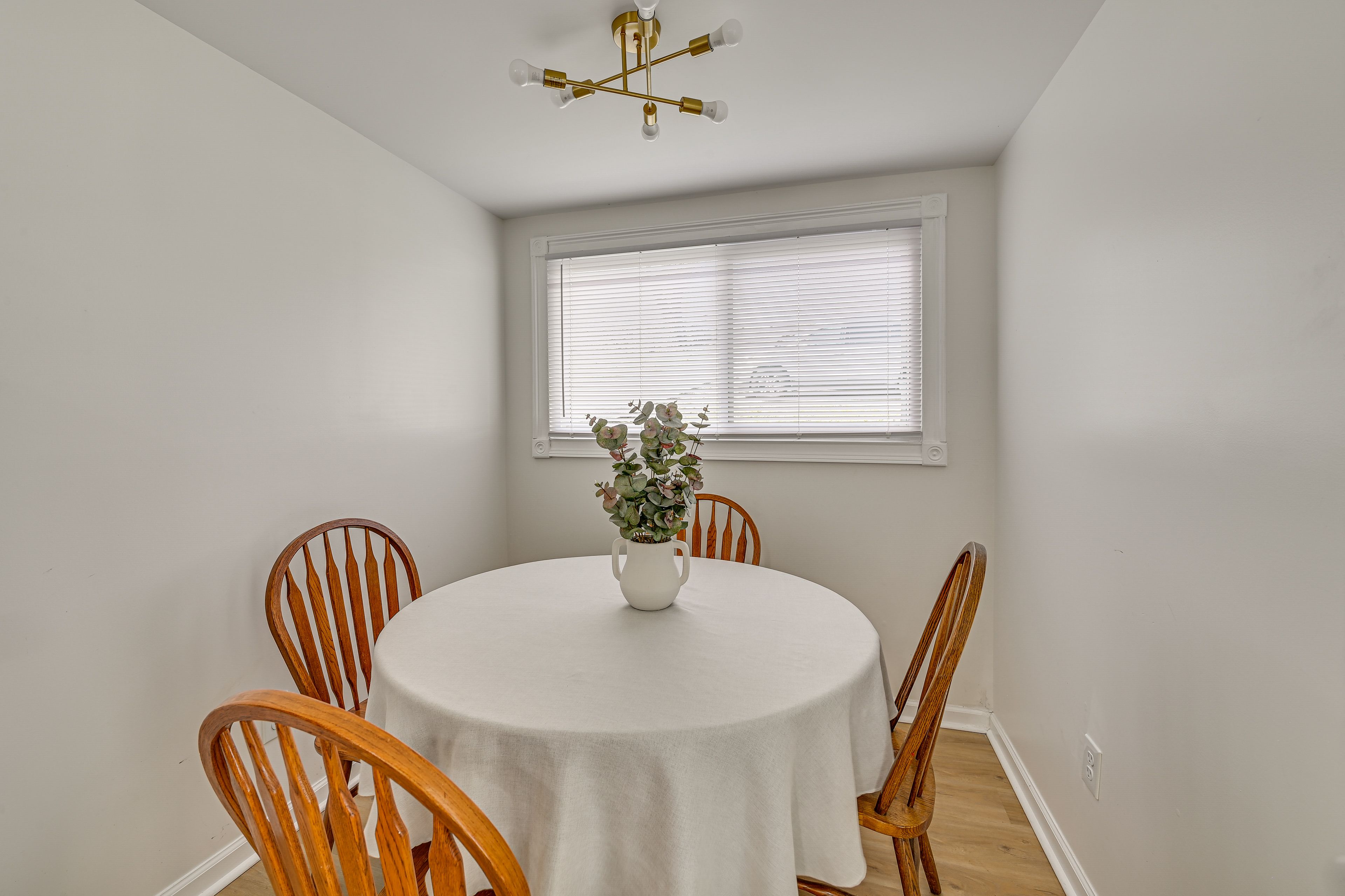 Dining Nook | Main Floor