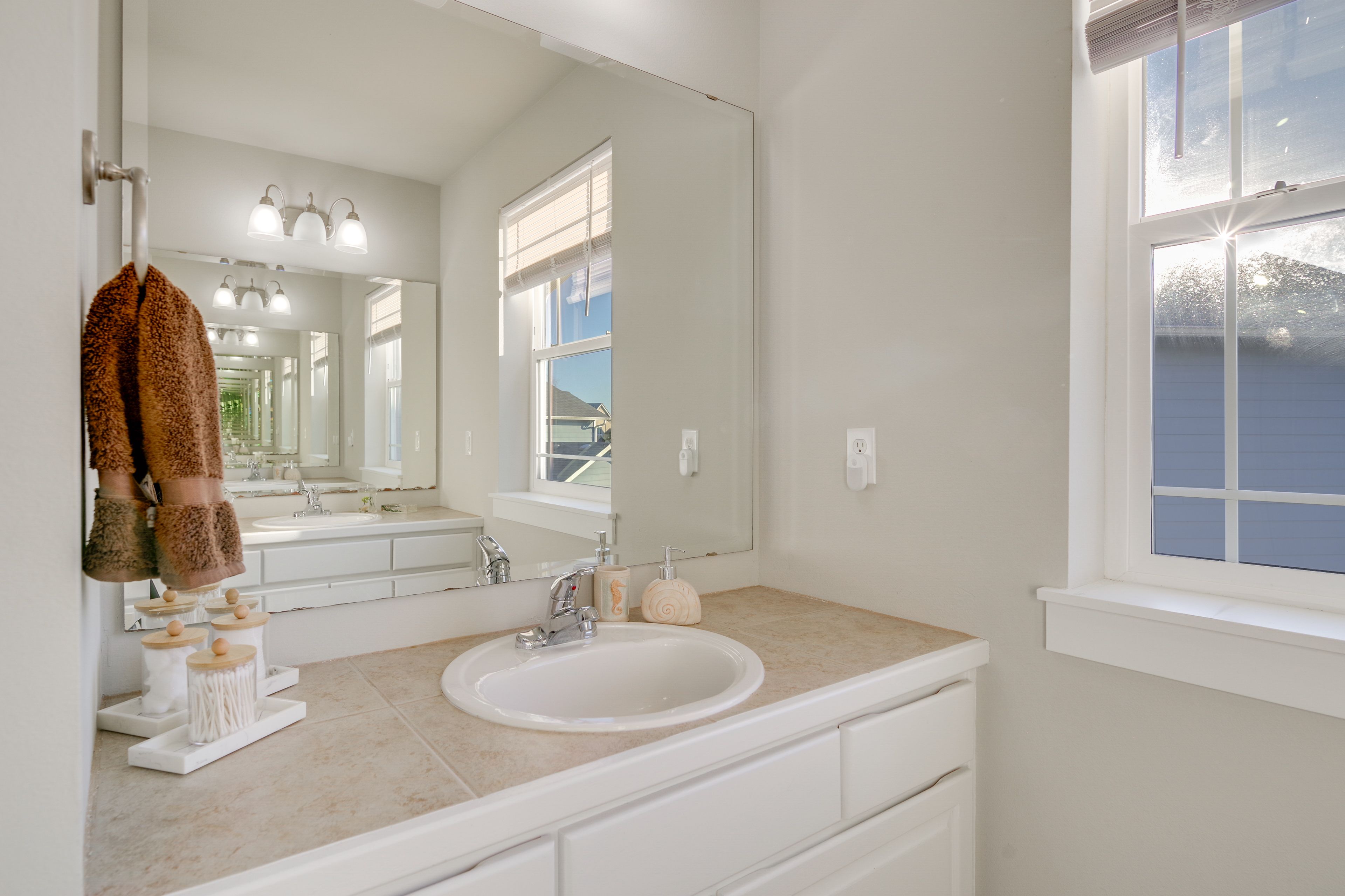 Full Bathroom | Complimentary Toiletries | Hair Dryer | 2nd Floor