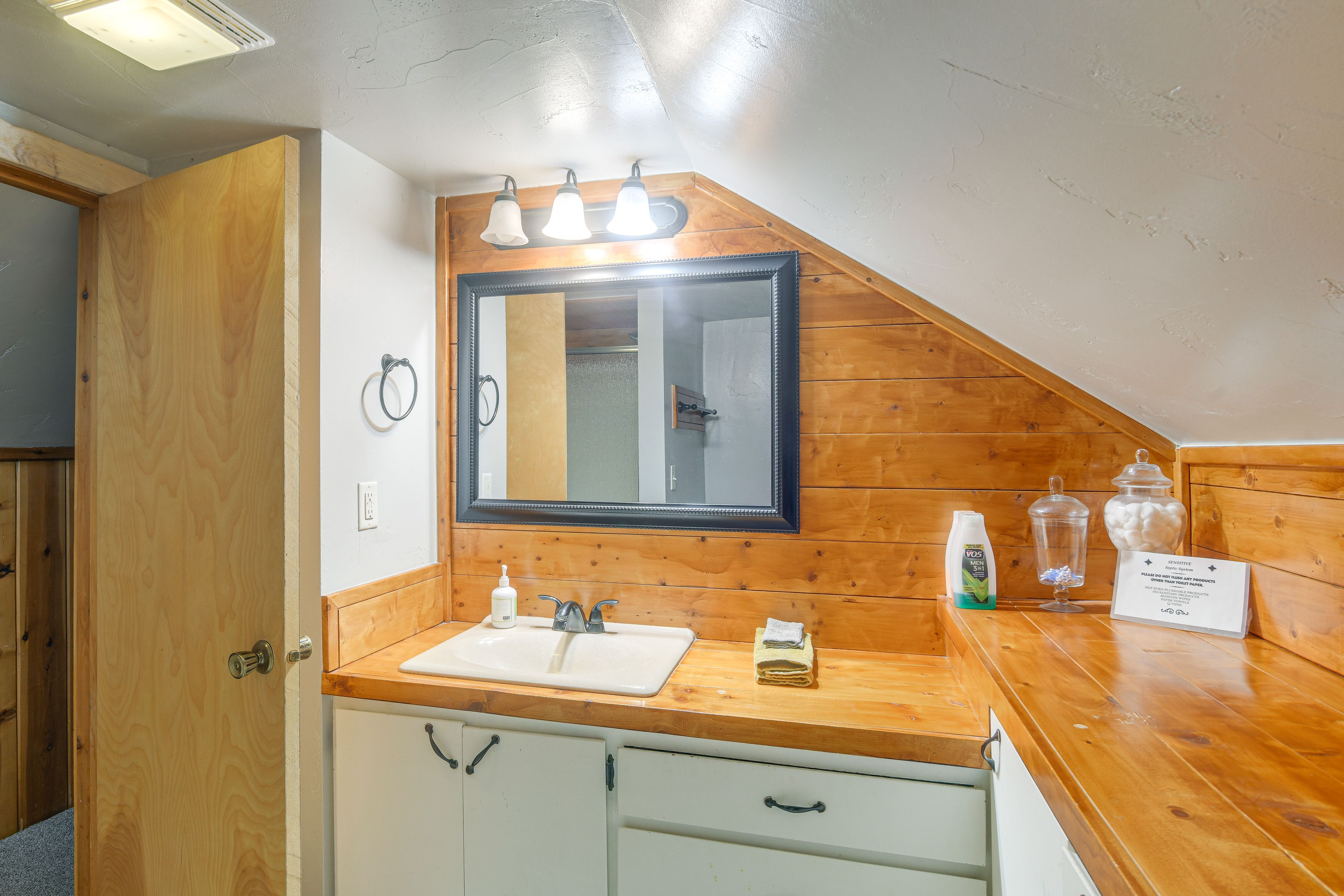 Bathroom | 2nd Floor