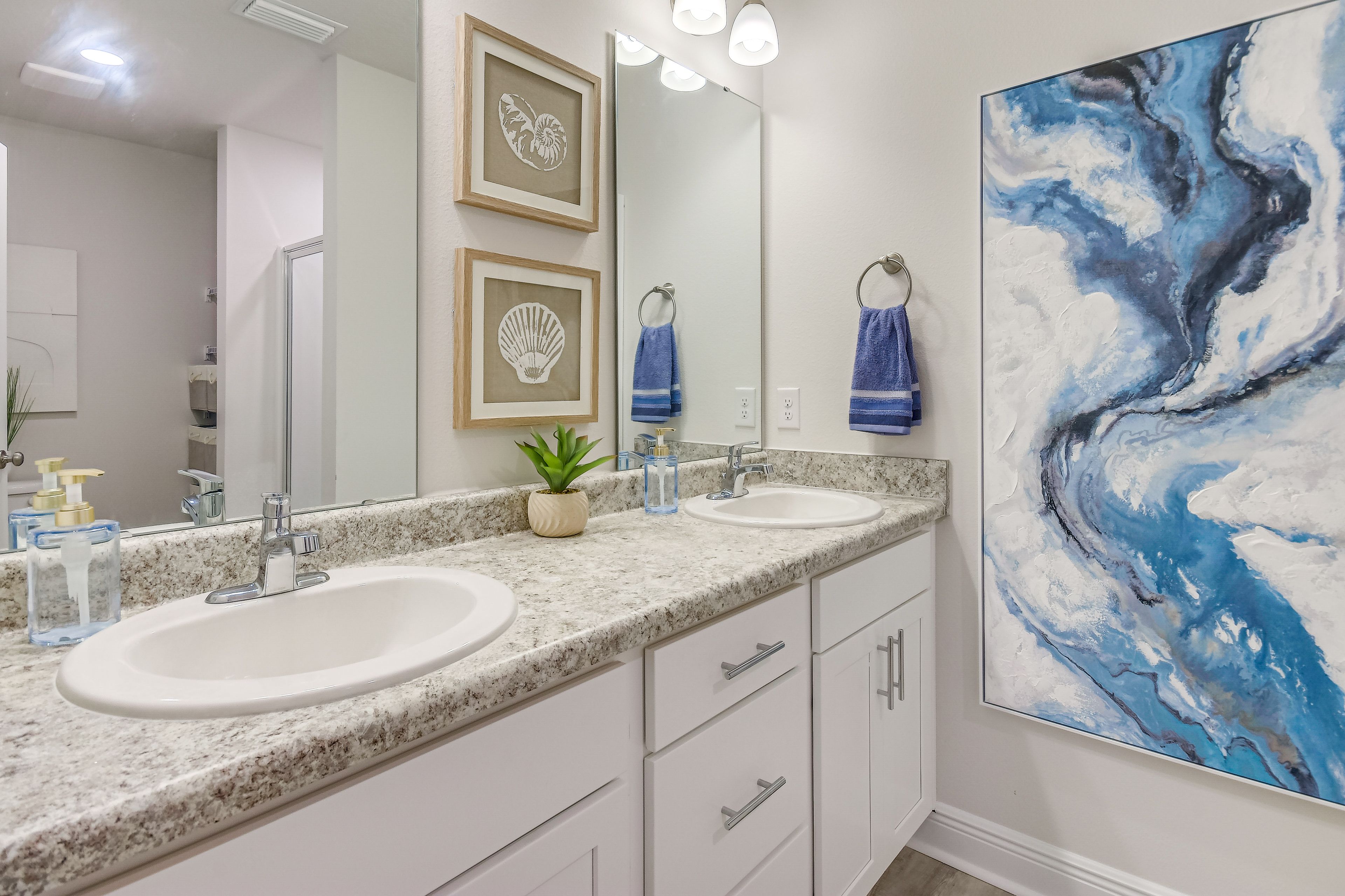 Full Bathroom | 2nd Floor | Towels Provided