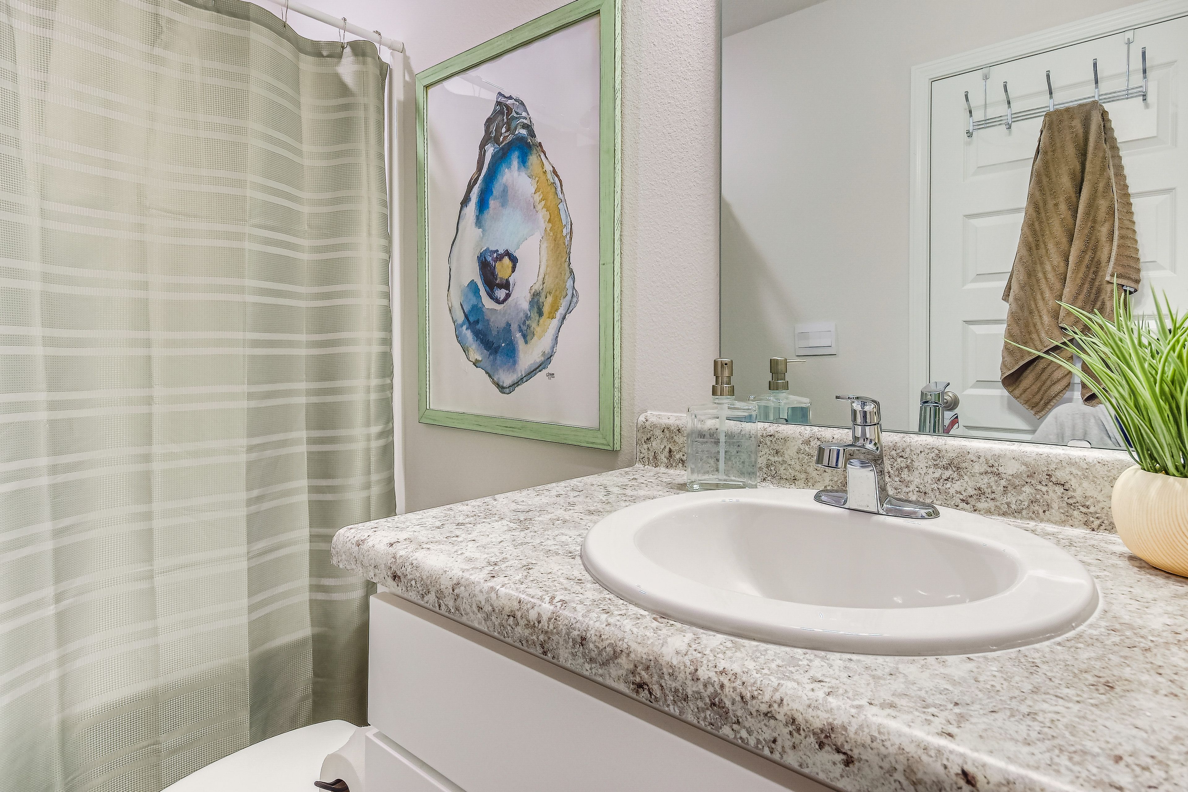 Full Bathroom | 2nd Floor | Complimentary Toiletries