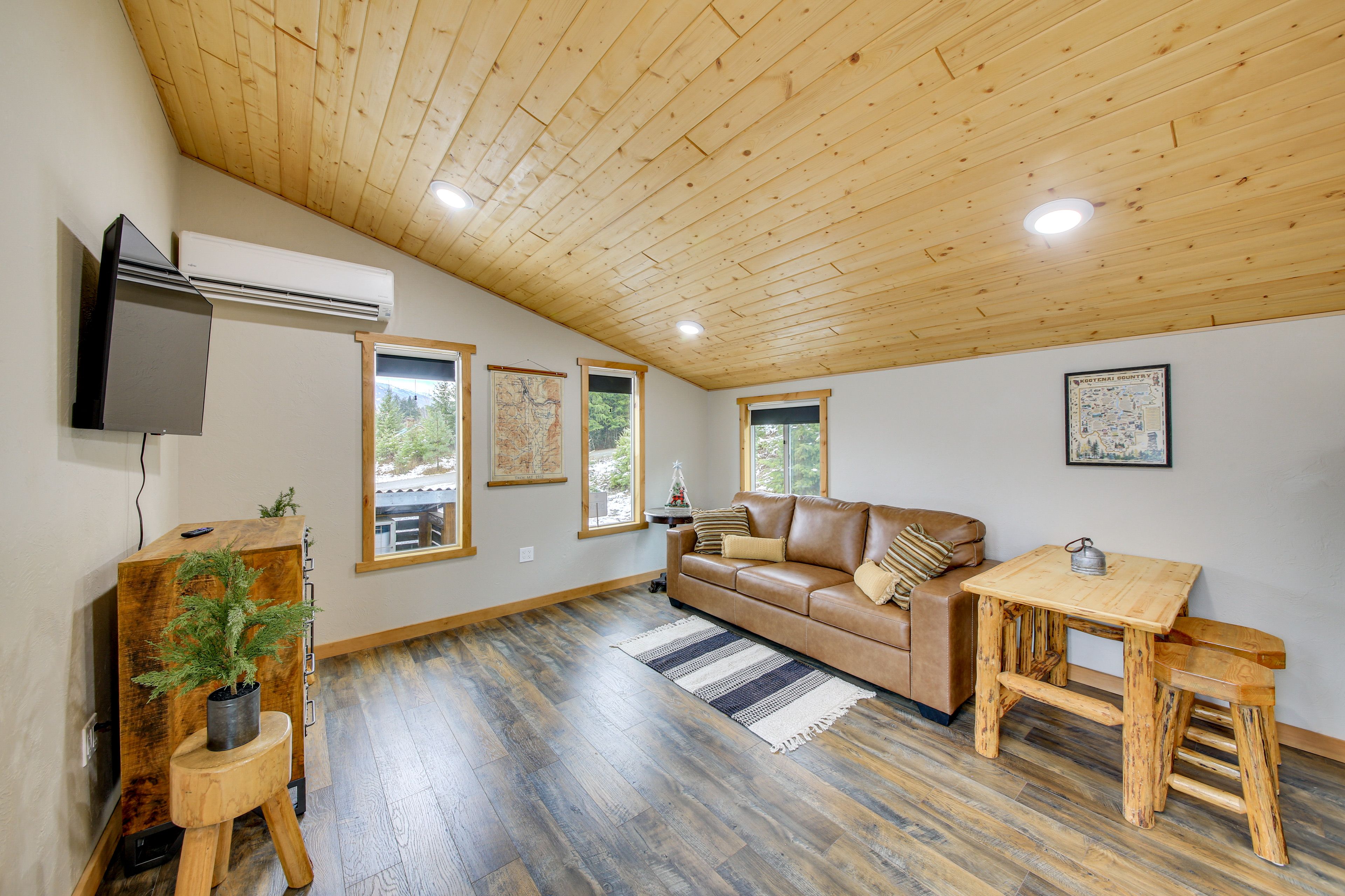 Living Room | Queen Sleeper Sofa | Smart TV | Free WiFi