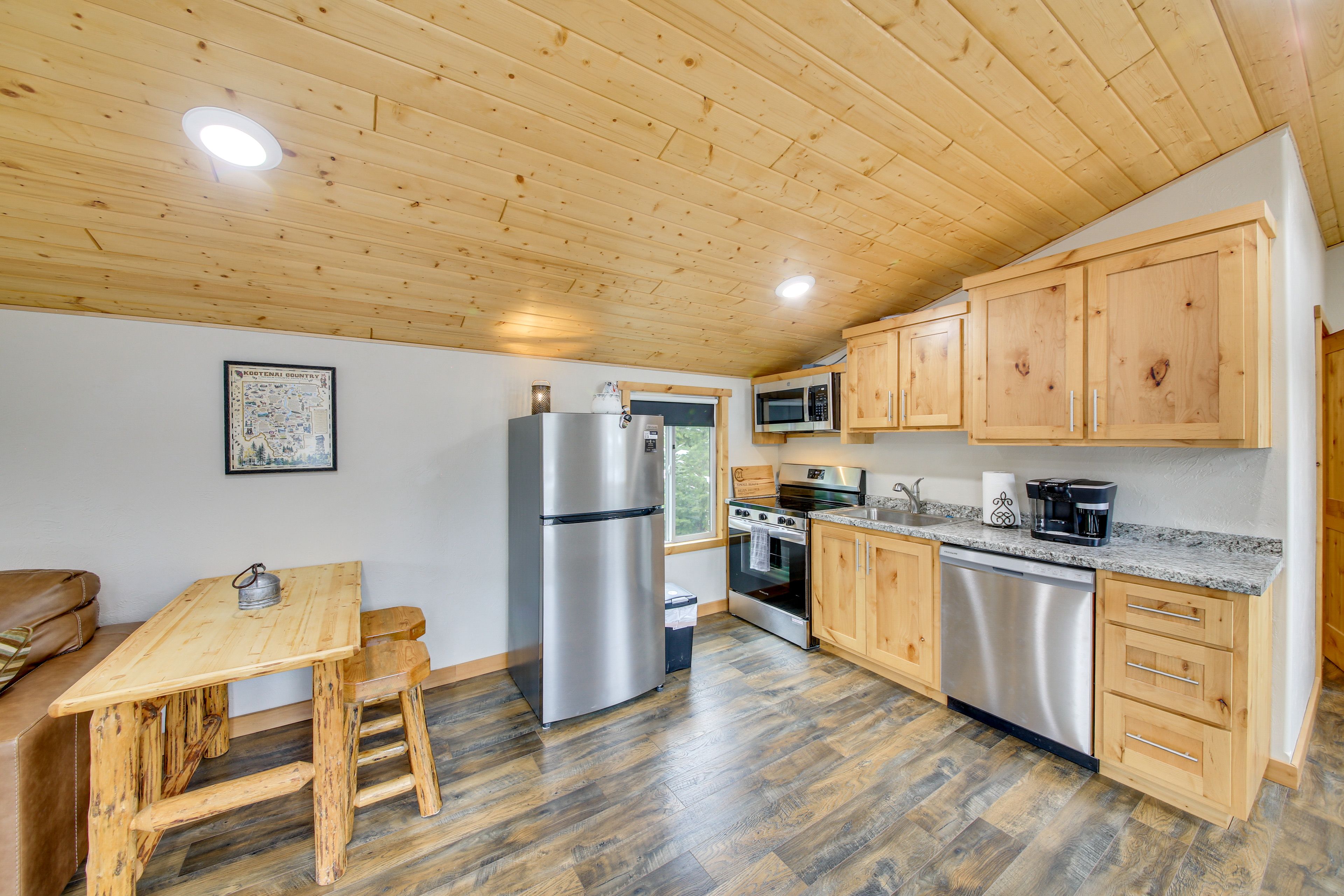 Kitchen | Dining Table | Dishware/Flatware Provided