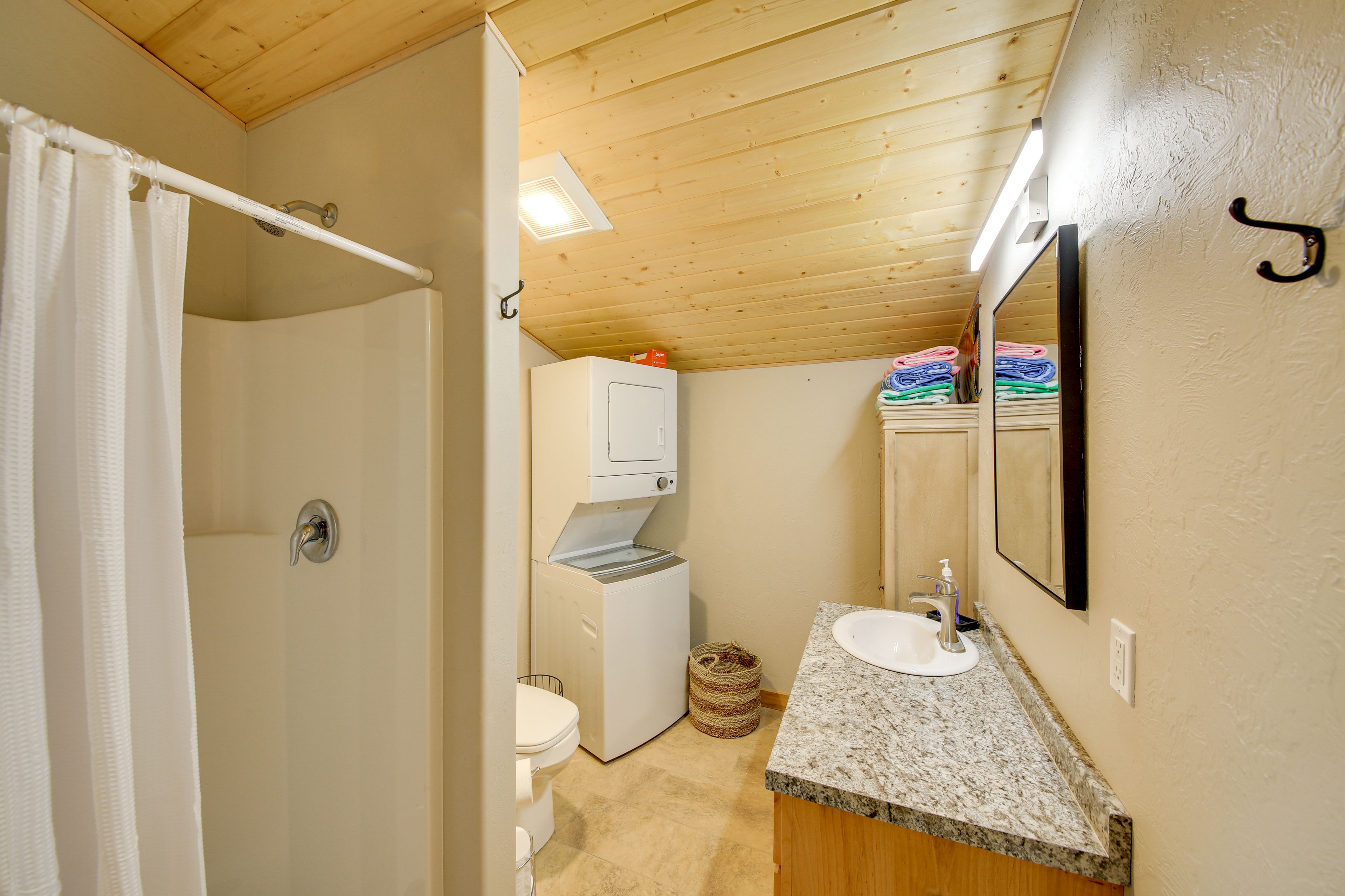 Bathroom | Towels Provided | Washer/Dryer