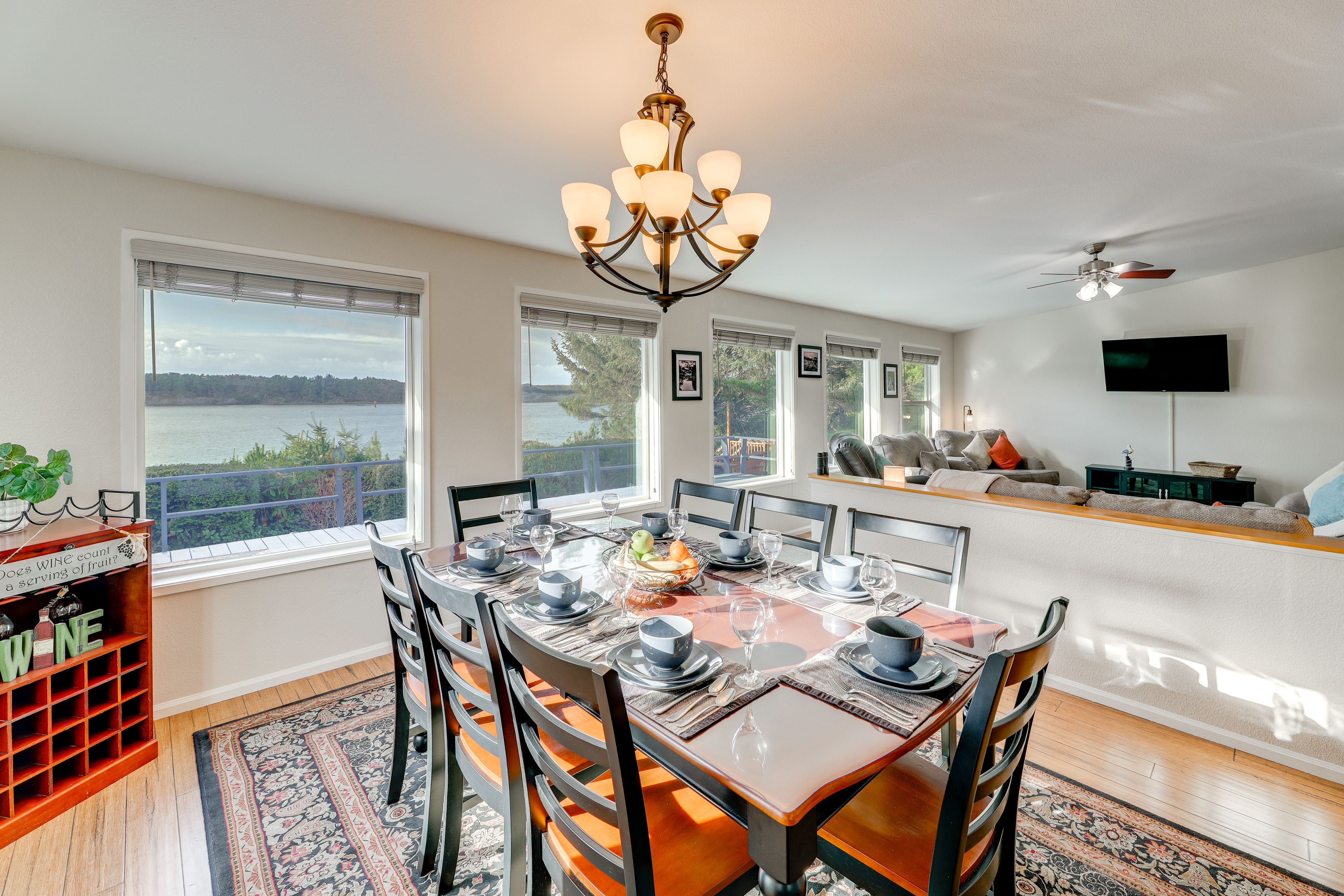 Dining Area | Dishware/Flatware Provided