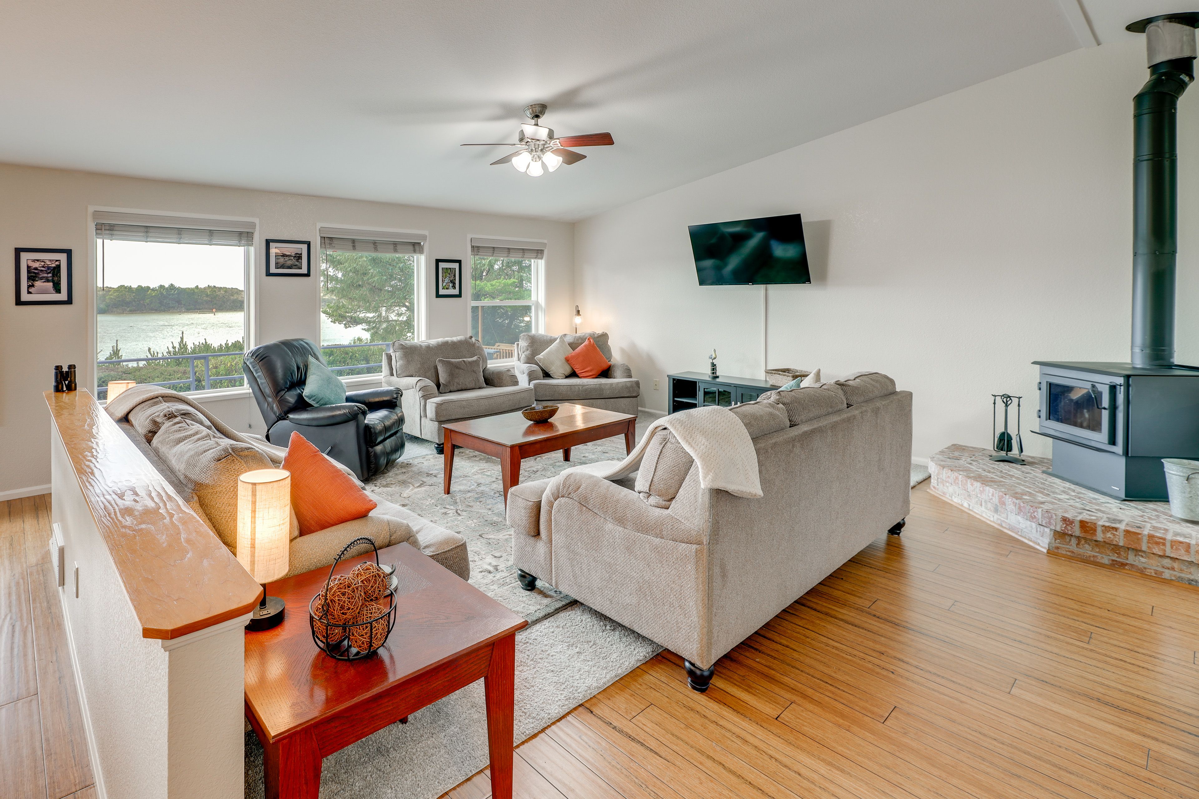 Living Room | Free WiFi | Smart TV