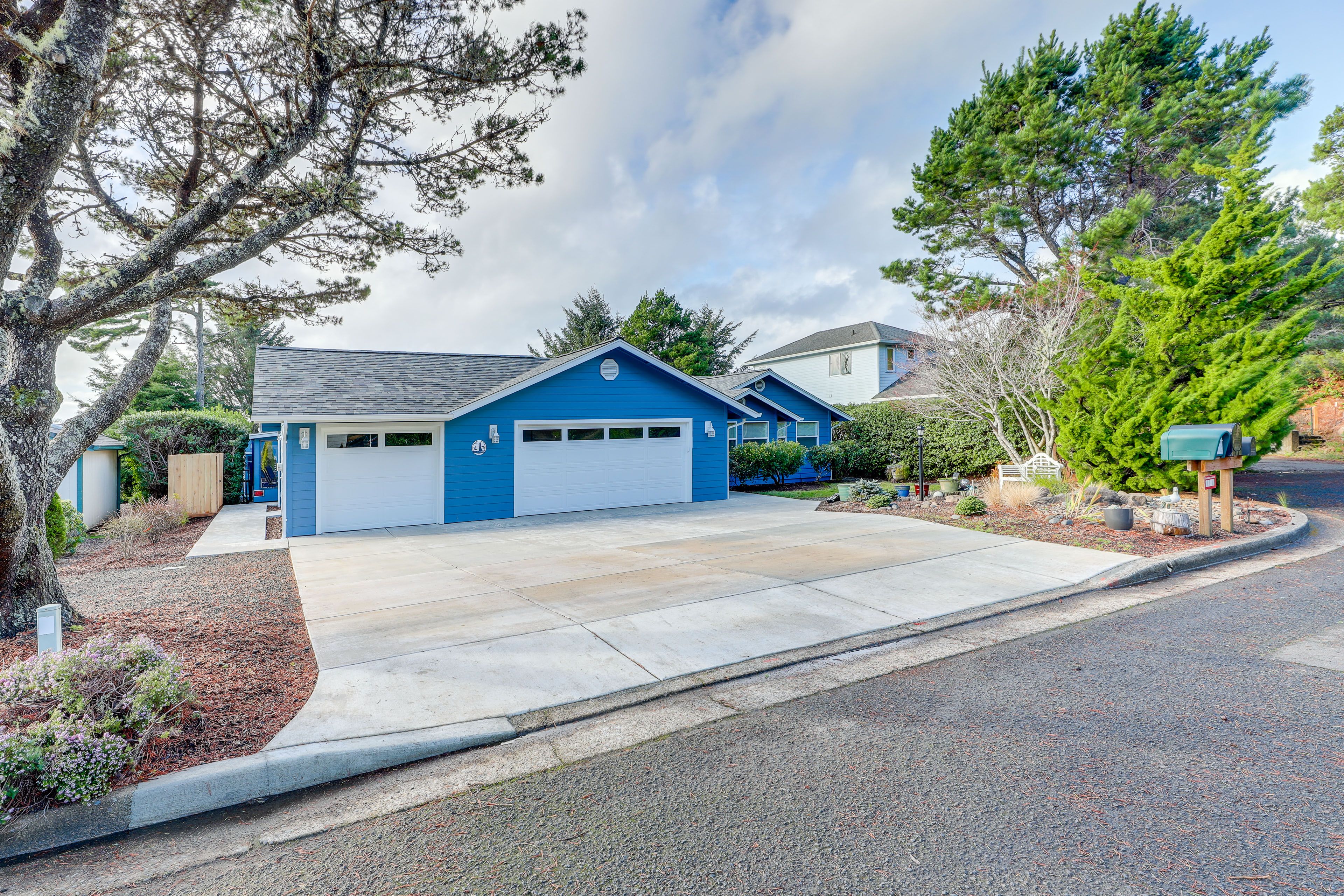 Exterior | Driveway (3 Vehicles)