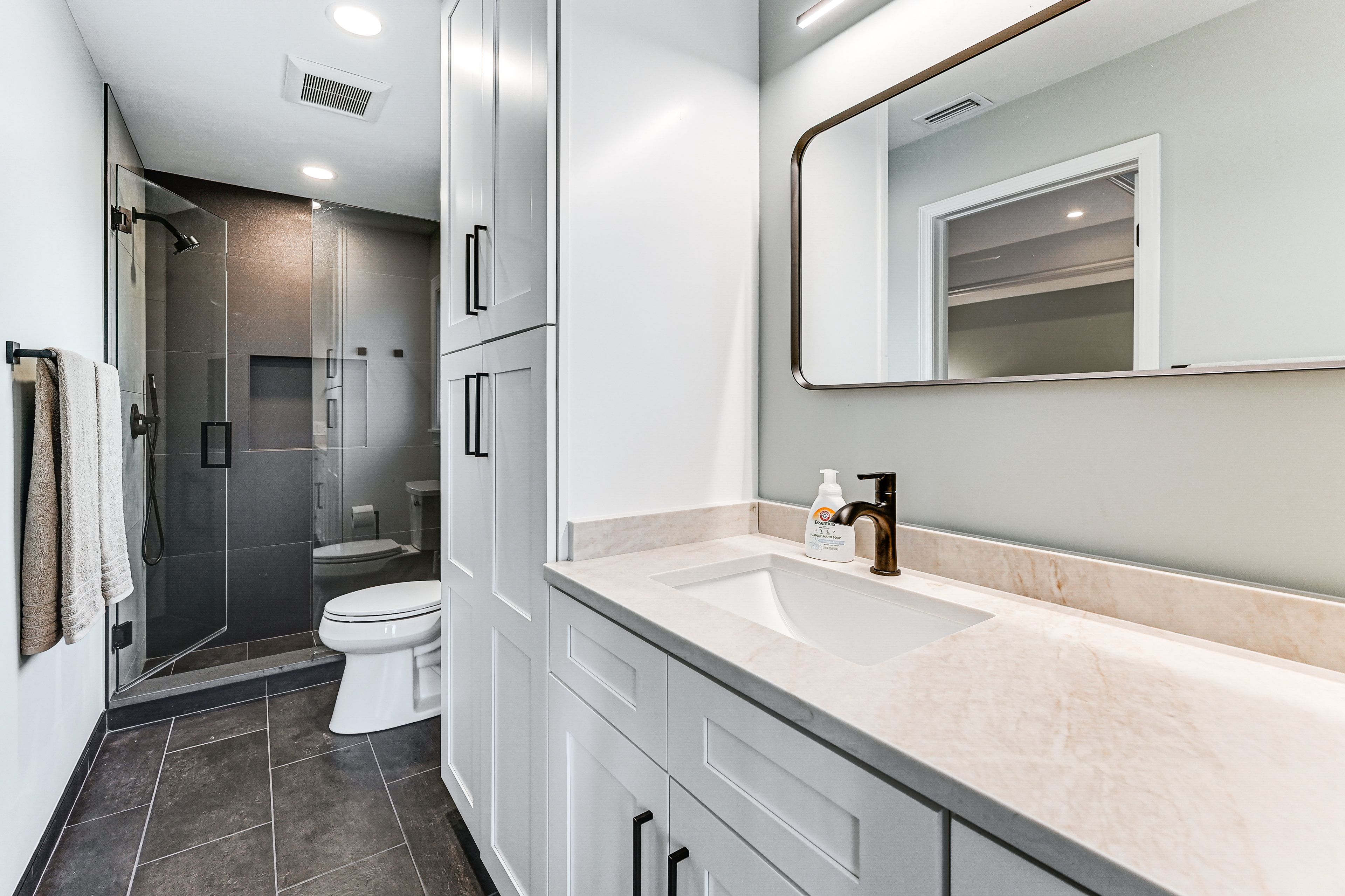 Full Bathroom | Towels Provided