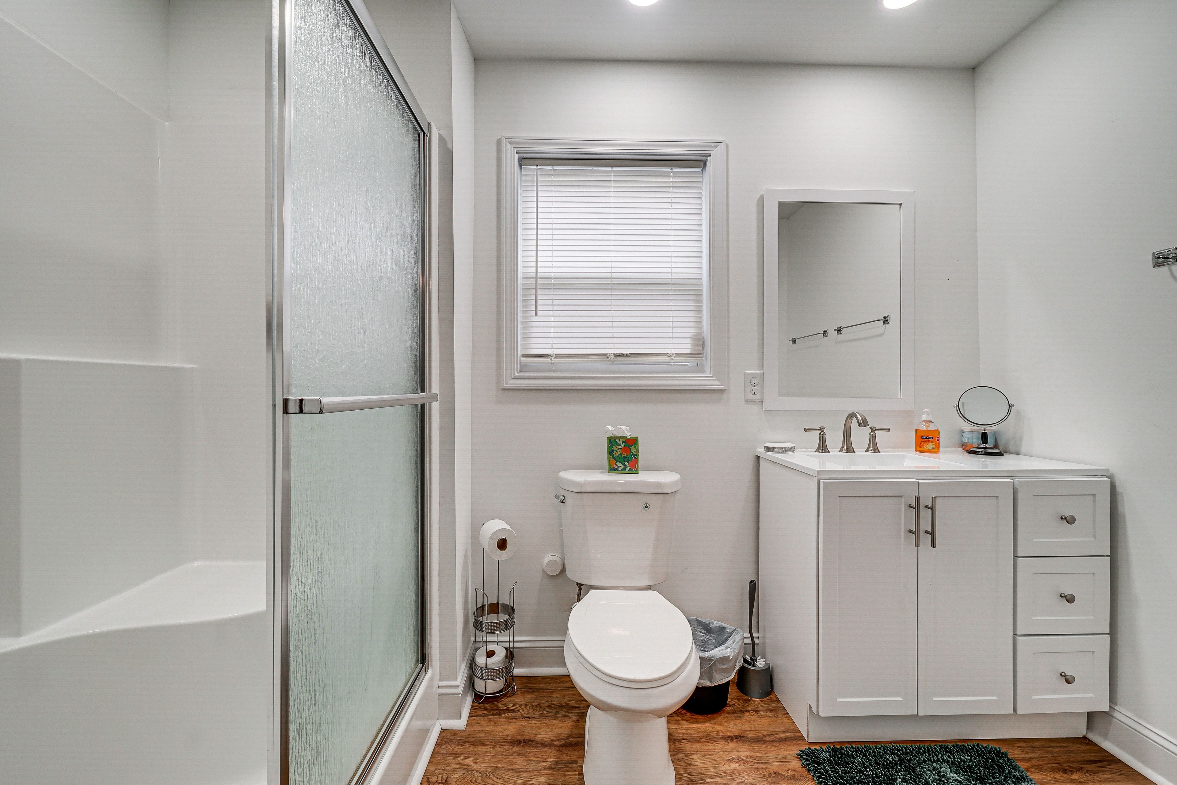 Full Bathroom | Towels Provided