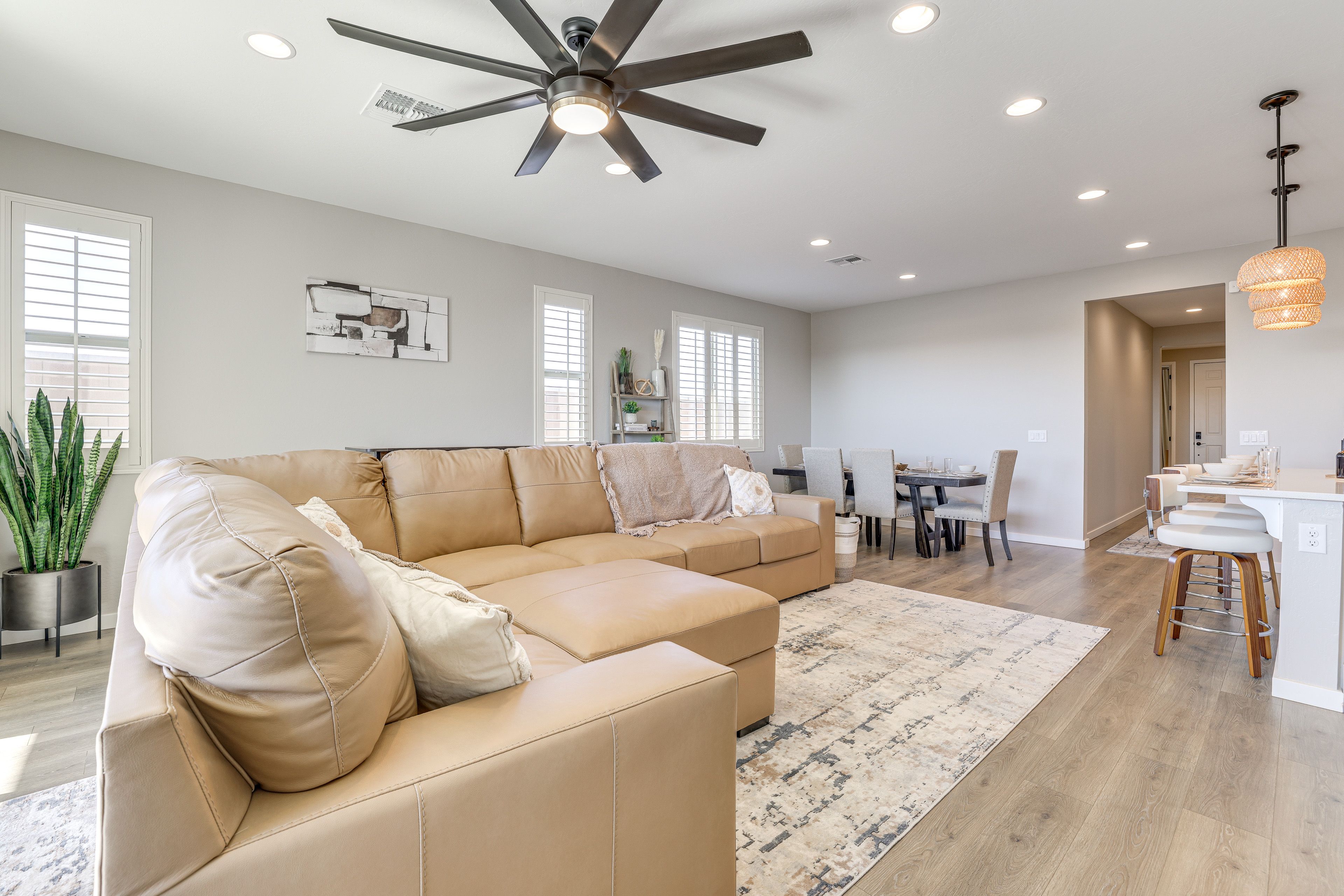 Living Room | Free WiFi | Central Heating & Air Conditioning