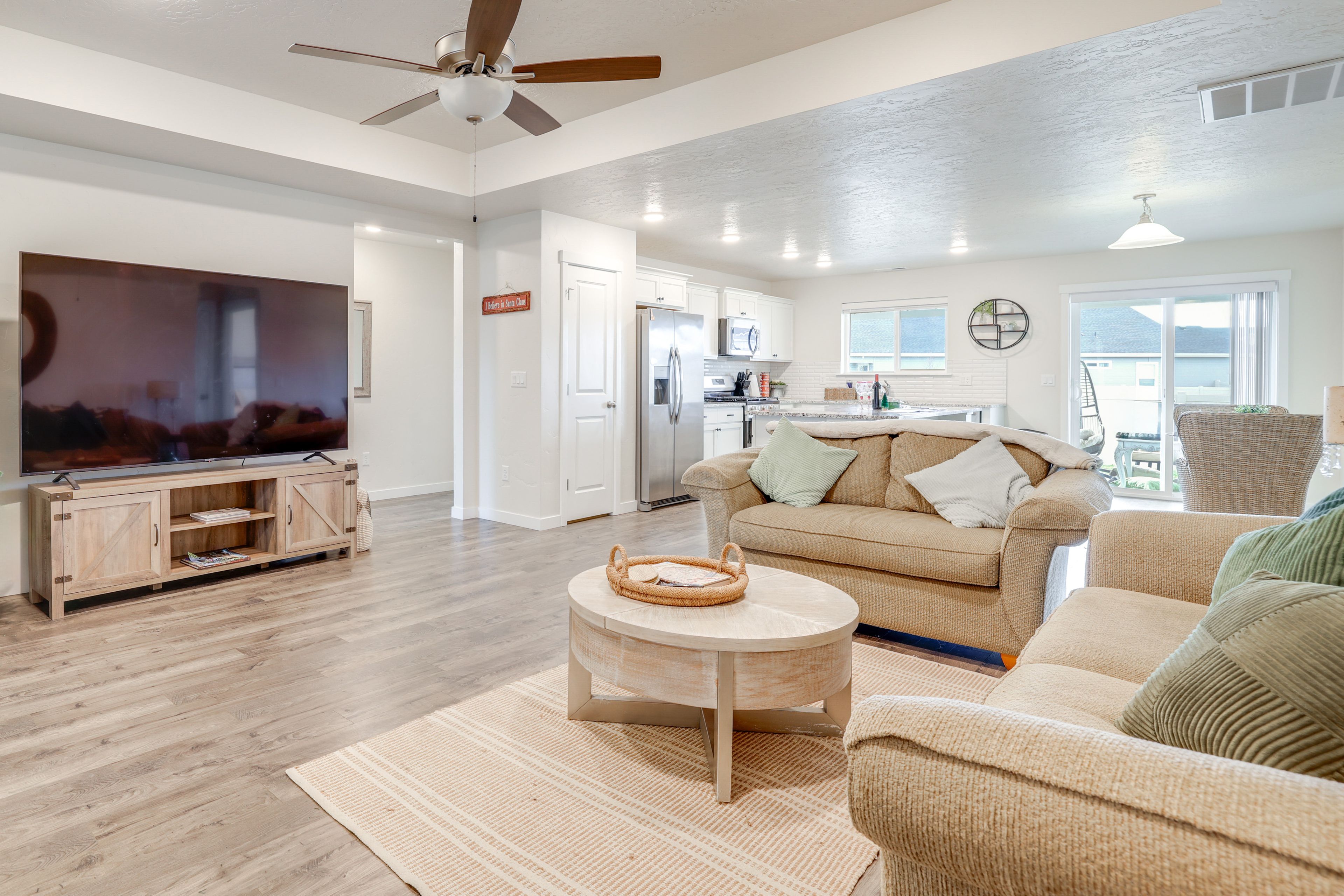 Living Room | Free WiFi | Central Heating & A/C | Smart TV