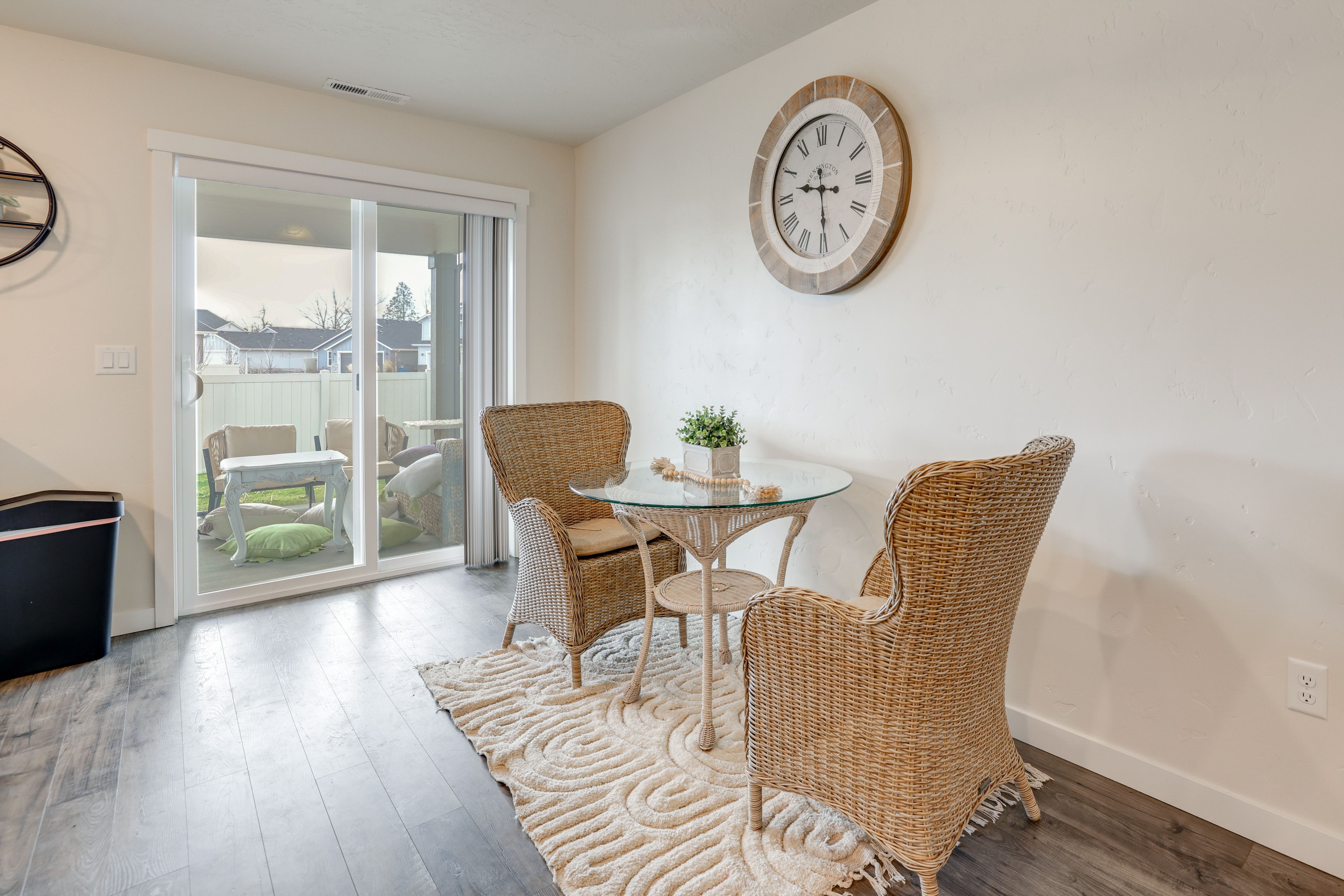 Dining Area | Dishware/Flatware Provided